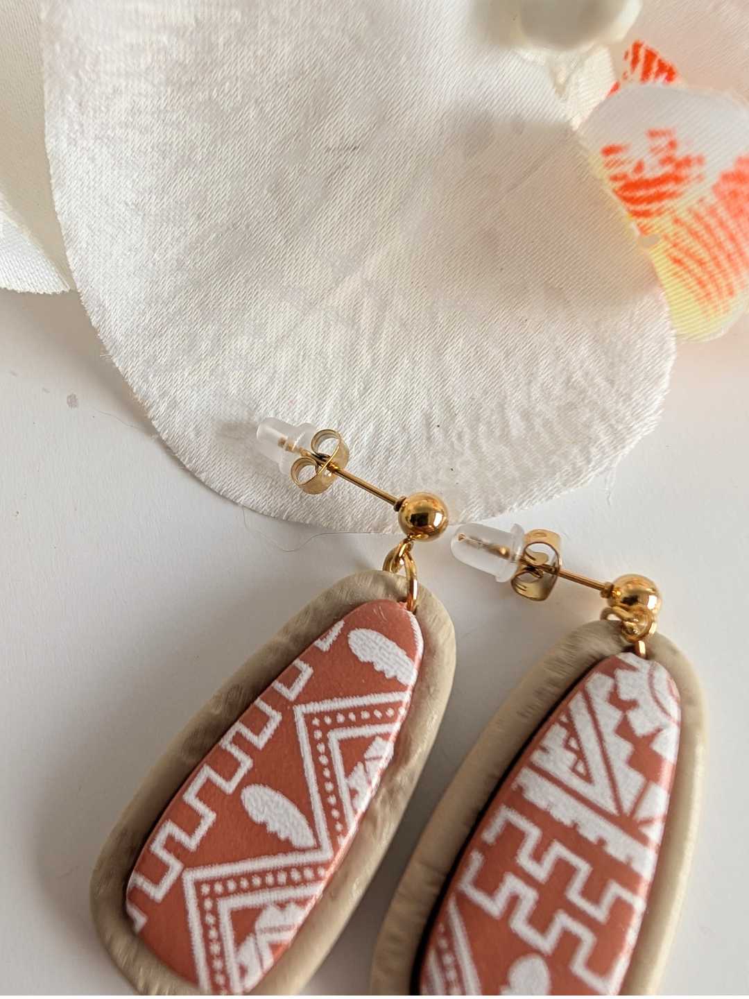 Pre-Columbian-style drop earrings “Atzintli” – Aztec motifs – Polymer clay & stainless steel – Terracotta and sand