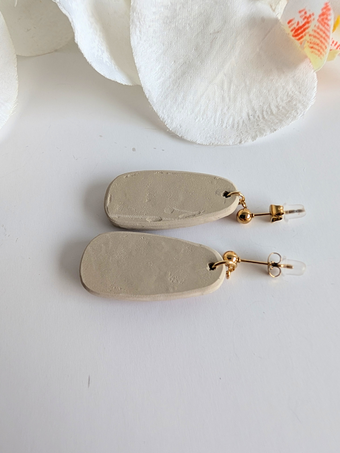 Pre-Columbian-style drop earrings “Atzintli” – Aztec motifs – Polymer clay & stainless steel – Terracotta and sand