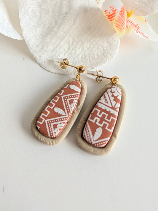 Pre-Columbian-style drop earrings “Atzintli” – Aztec motifs – Polymer clay & stainless steel – Terracotta and sand