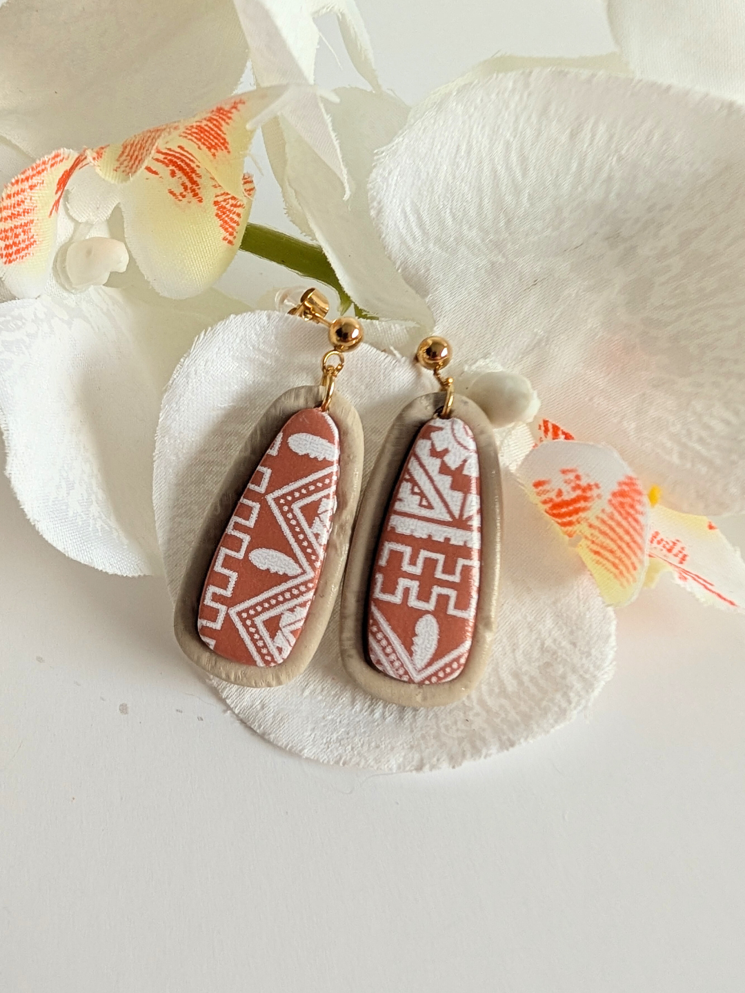 Pre-Columbian-style drop earrings “Atzintli” – Aztec motifs – Polymer clay & stainless steel – Terracotta and sand