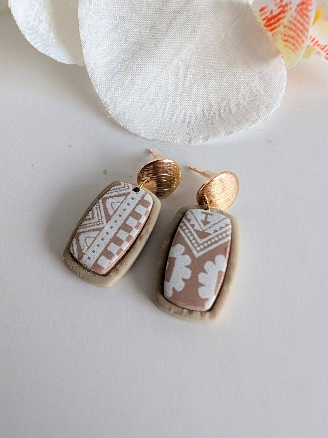 Pre-Columbian-inspired earrings “Acatl” – Polymer clay – Screen-printed Aztec-style motifs – 3.4 cm high – 2 colors