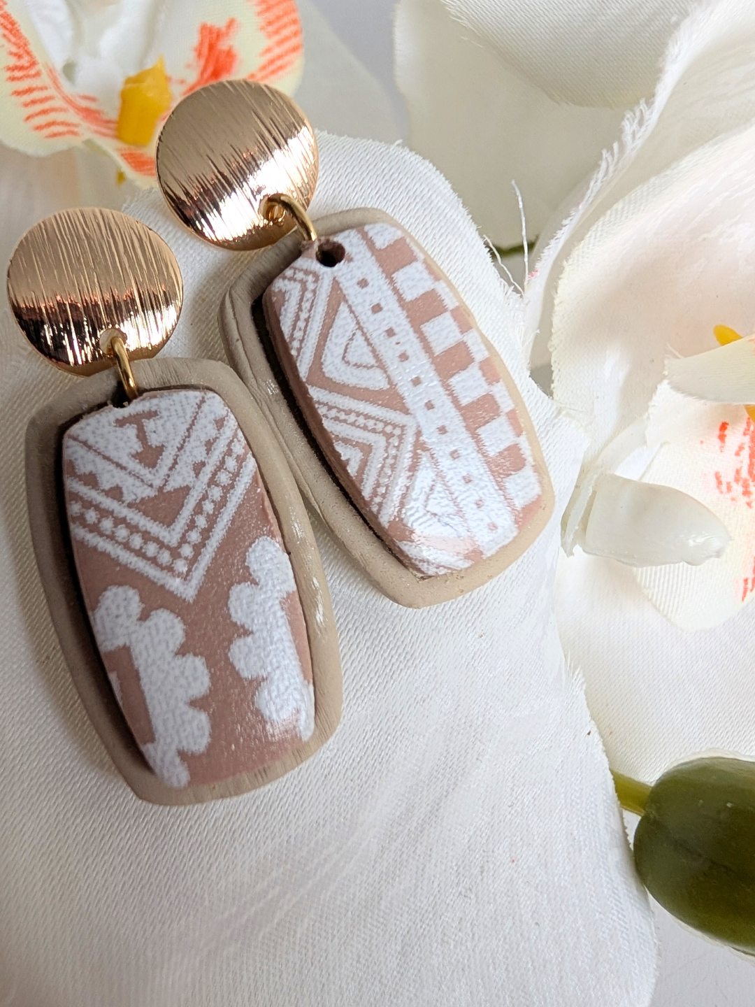 Pre-Columbian-inspired earrings “Acatl” – Polymer clay – Screen-printed Aztec-style motifs – 3.4 cm high – 2 colors