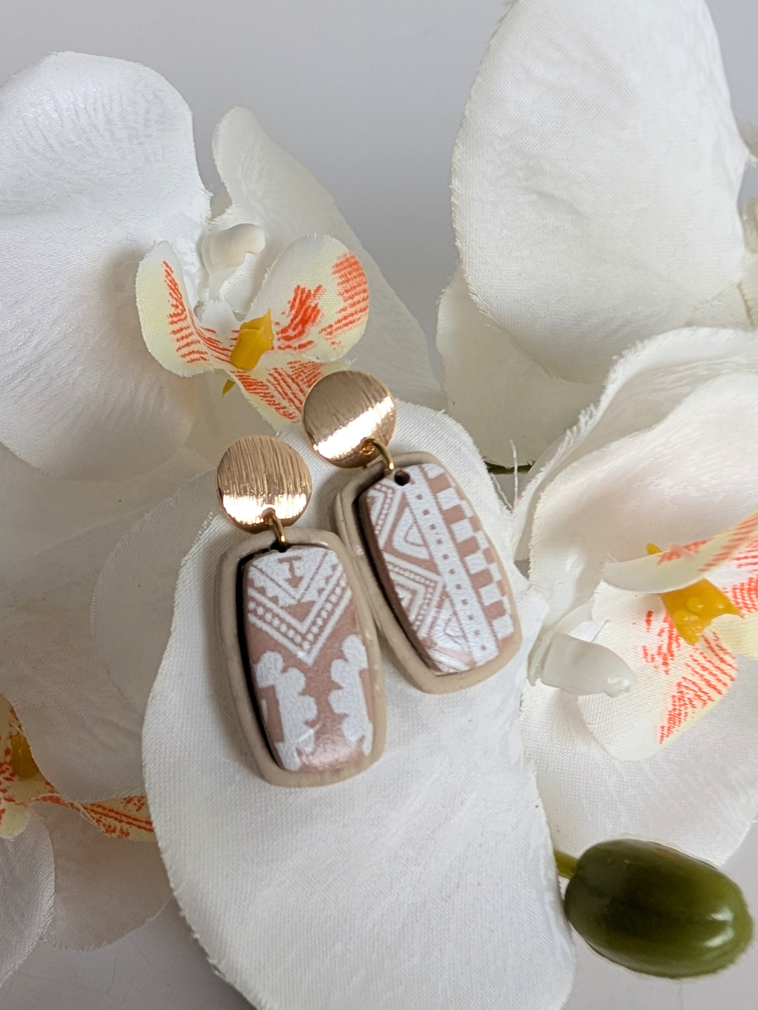 Pre-Columbian-inspired earrings “Acatl” – Polymer clay – Screen-printed Aztec-style motifs – 3.4 cm high – 2 colors