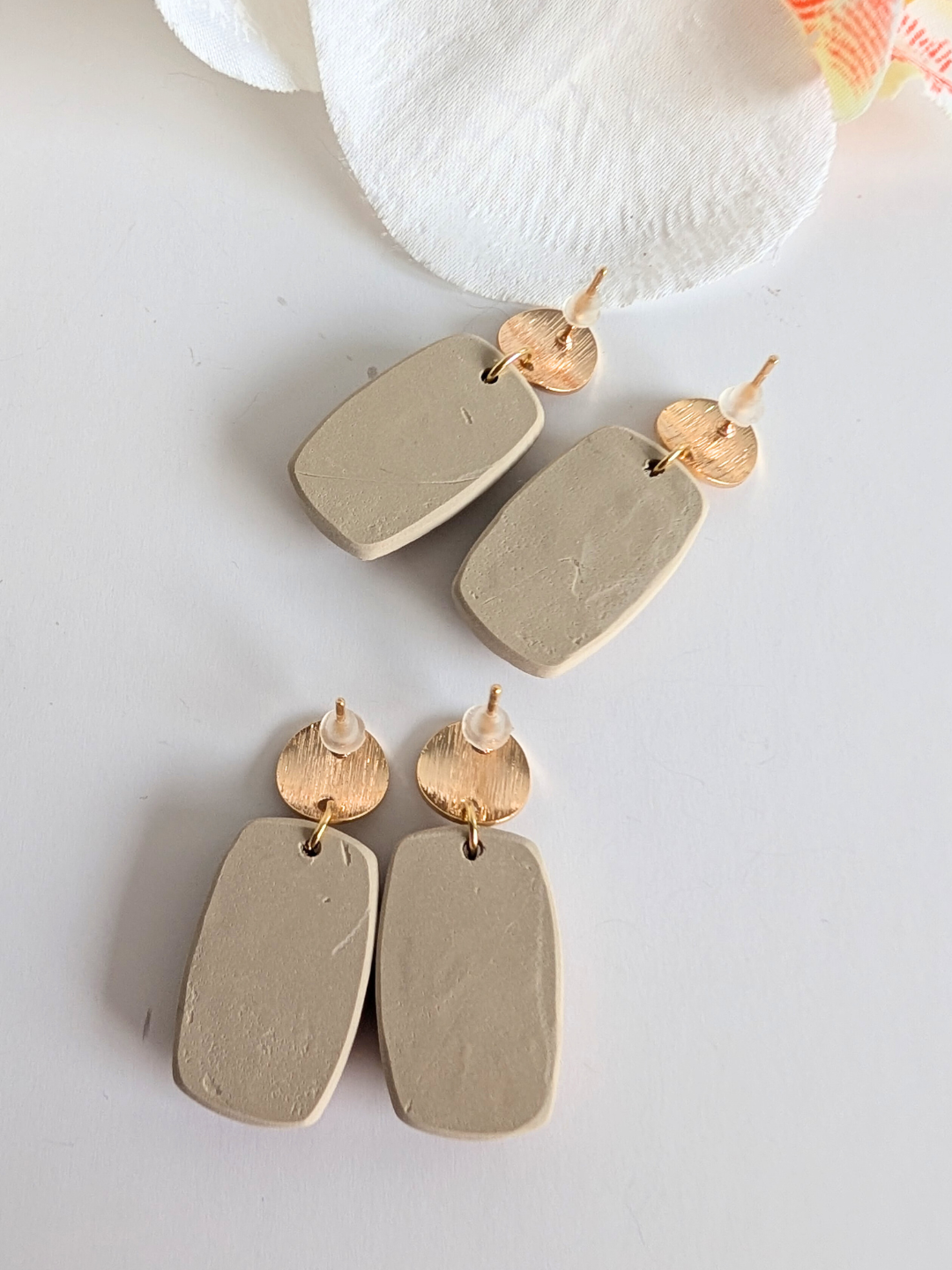 Pre-Columbian-inspired earrings “Acatl” – Polymer clay – Screen-printed Aztec-style motifs – 3.4 cm high – 2 colors