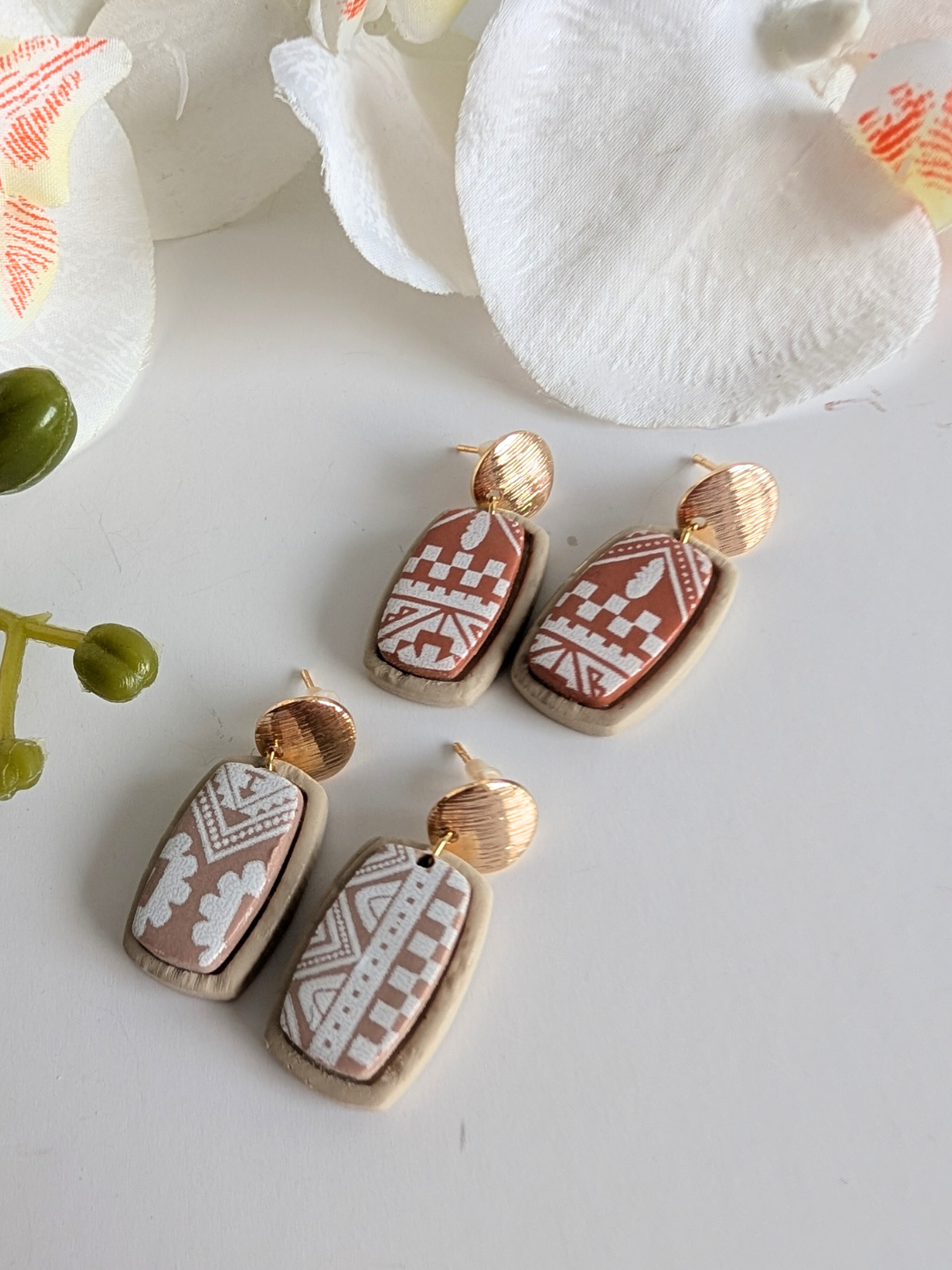Pre-Columbian-inspired earrings “Acatl” – Polymer clay – Screen-printed Aztec-style motifs – 3.4 cm high – 2 colors
