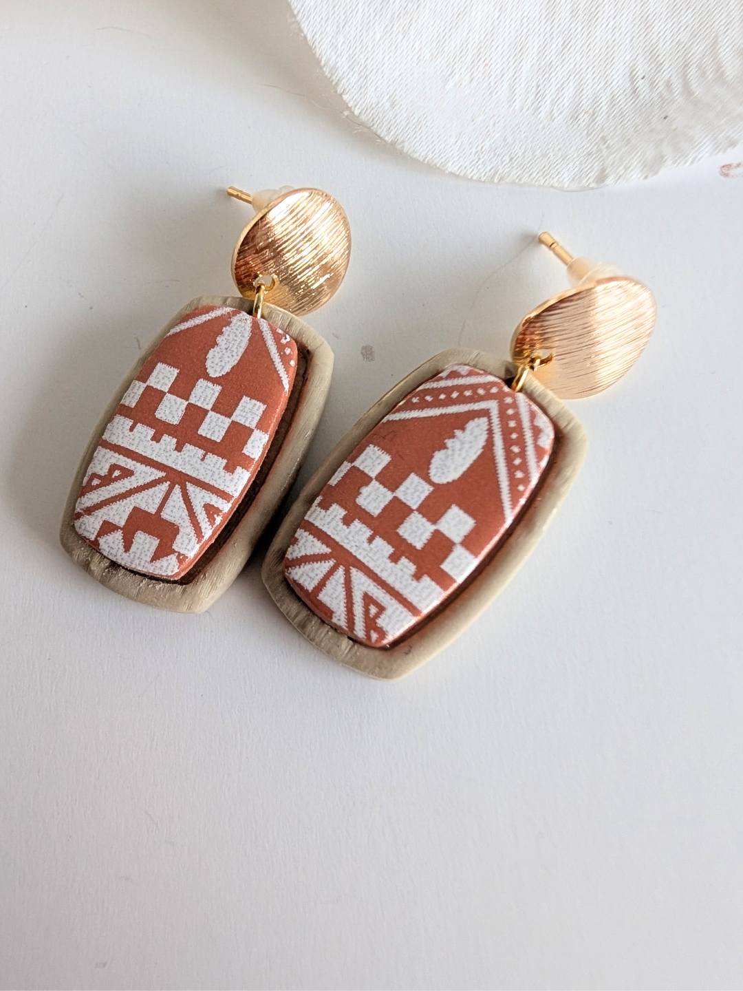 Pre-Columbian-inspired earrings “Acatl” – Polymer clay – Screen-printed Aztec-style motifs – 3.4 cm high – 2 colors