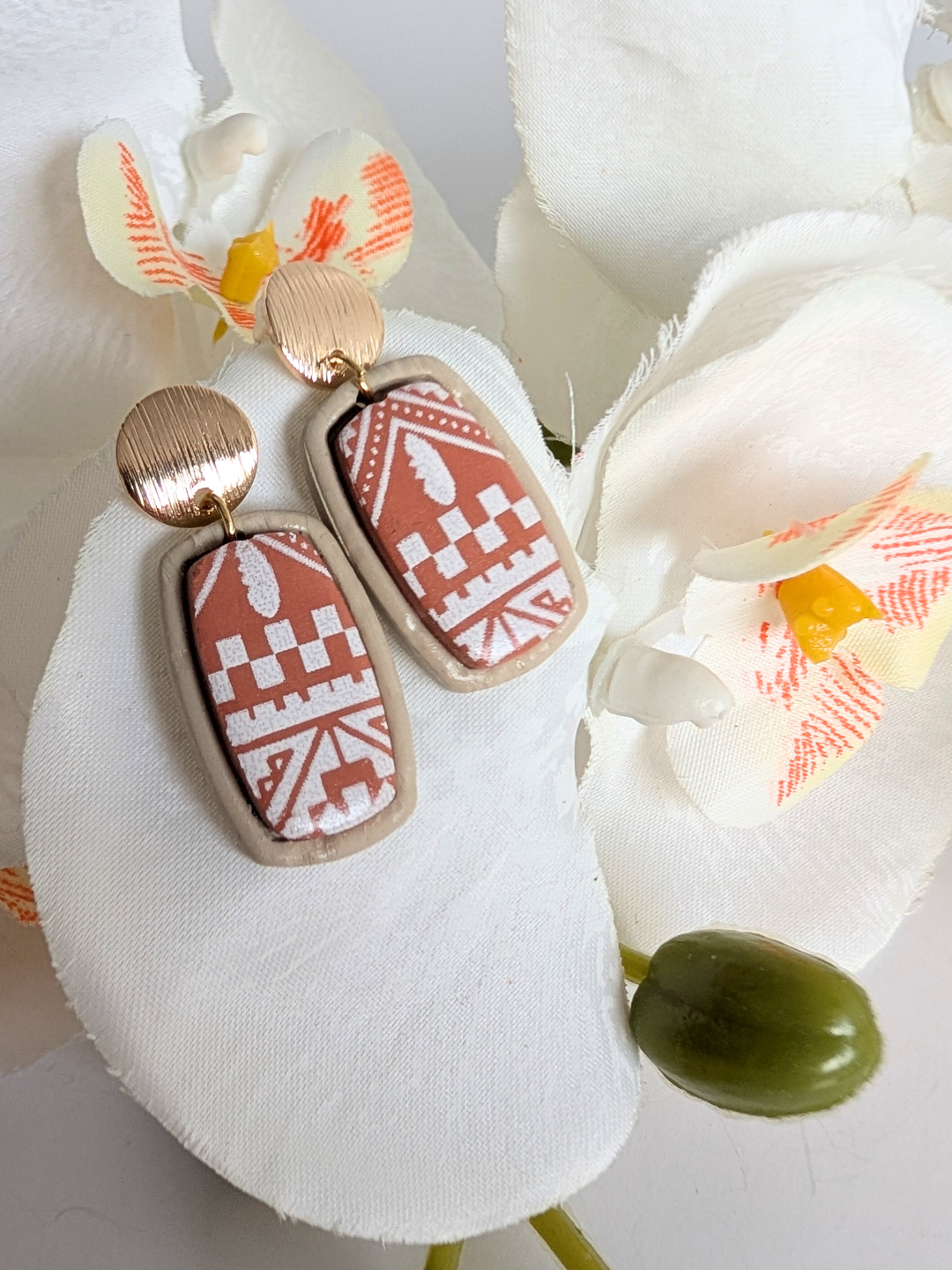 Pre-Columbian-inspired earrings “Acatl” – Polymer clay – Screen-printed Aztec-style motifs – 3.4 cm high – 2 colors