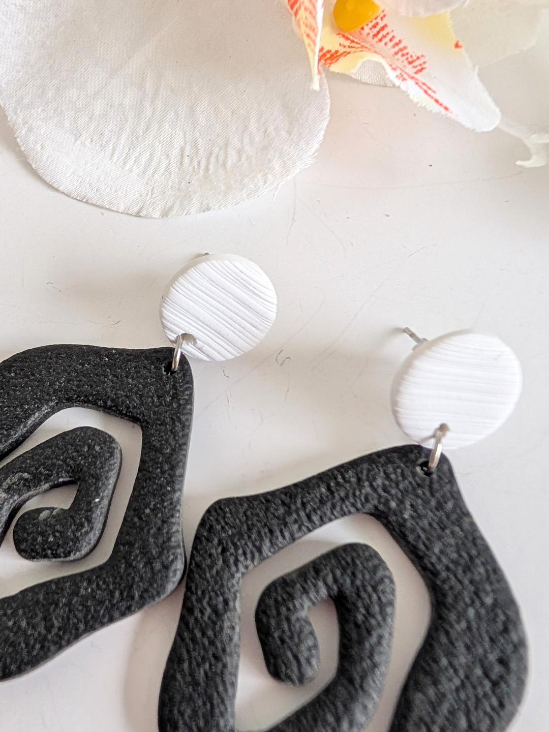 Tribal spiral earrings "Ehecatl" - Polymer clay, brass and stainless steel - Gold plated - Black and white - Approximately 6,4 cm long