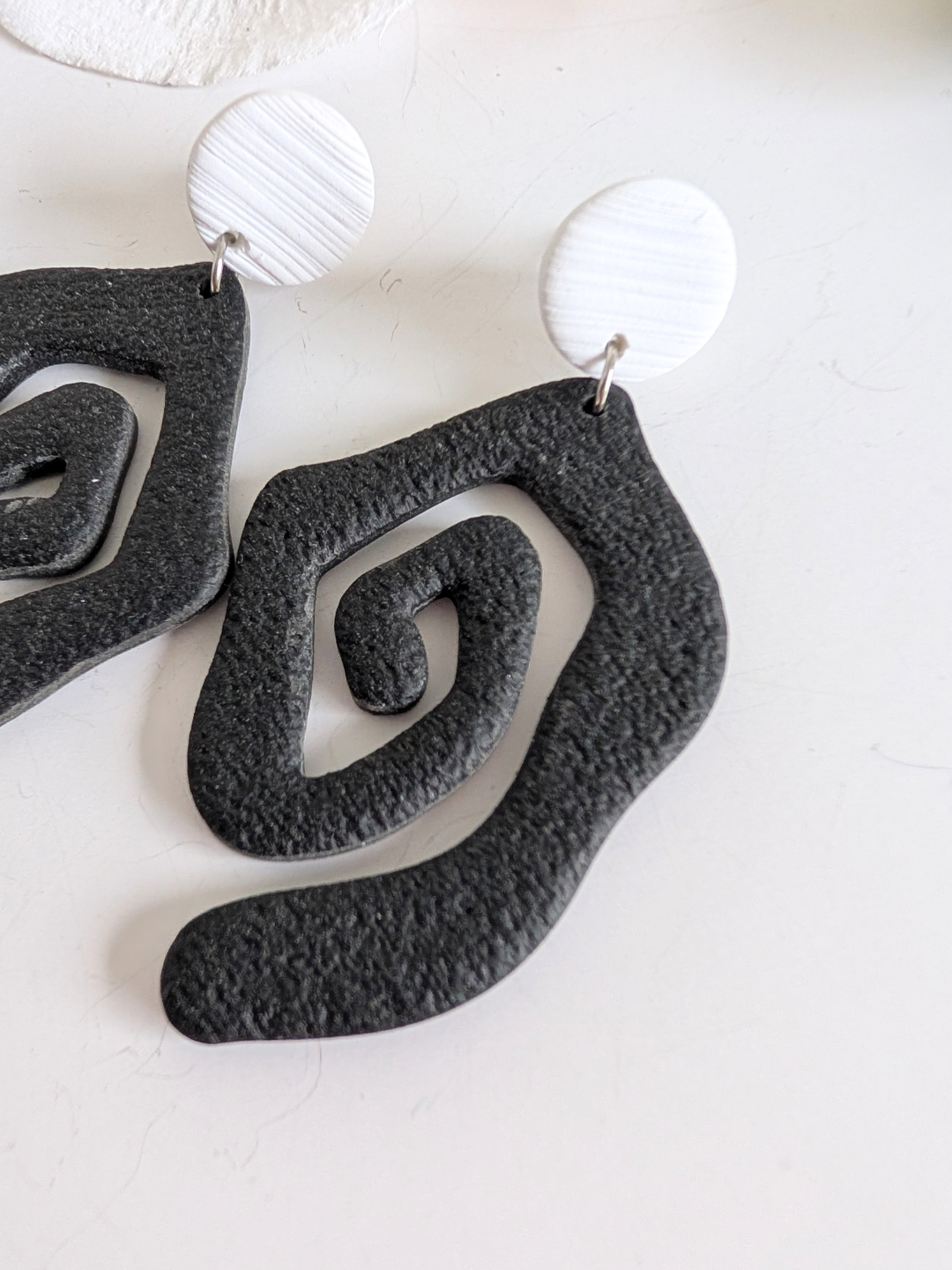 Tribal spiral earrings "Ehecatl" - Polymer clay, brass and stainless steel - Gold plated - Black and white - Approximately 6,4 cm long