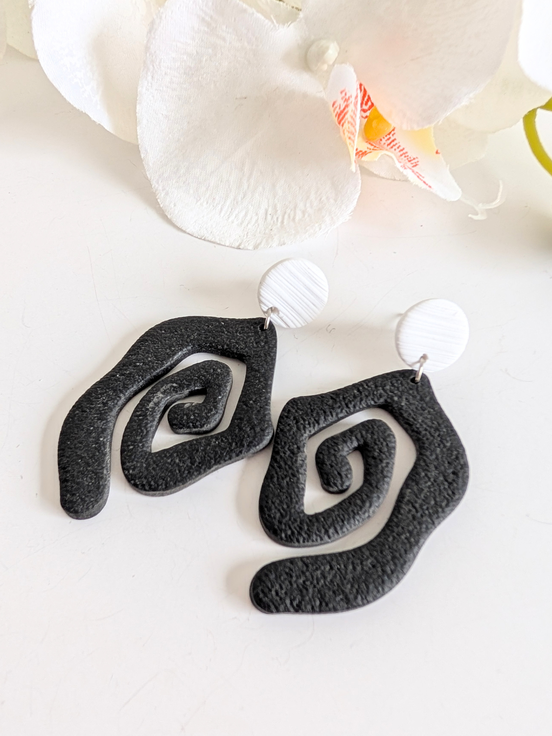 Tribal spiral earrings "Ehecatl" - Polymer clay, brass and stainless steel - Gold plated - Black and white - Approximately 6,4 cm long