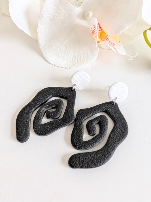 Tribal spiral earrings "Ehecatl" - Polymer clay, brass and stainless steel - Gold plated - Black and white - Approximately 6,4 cm long