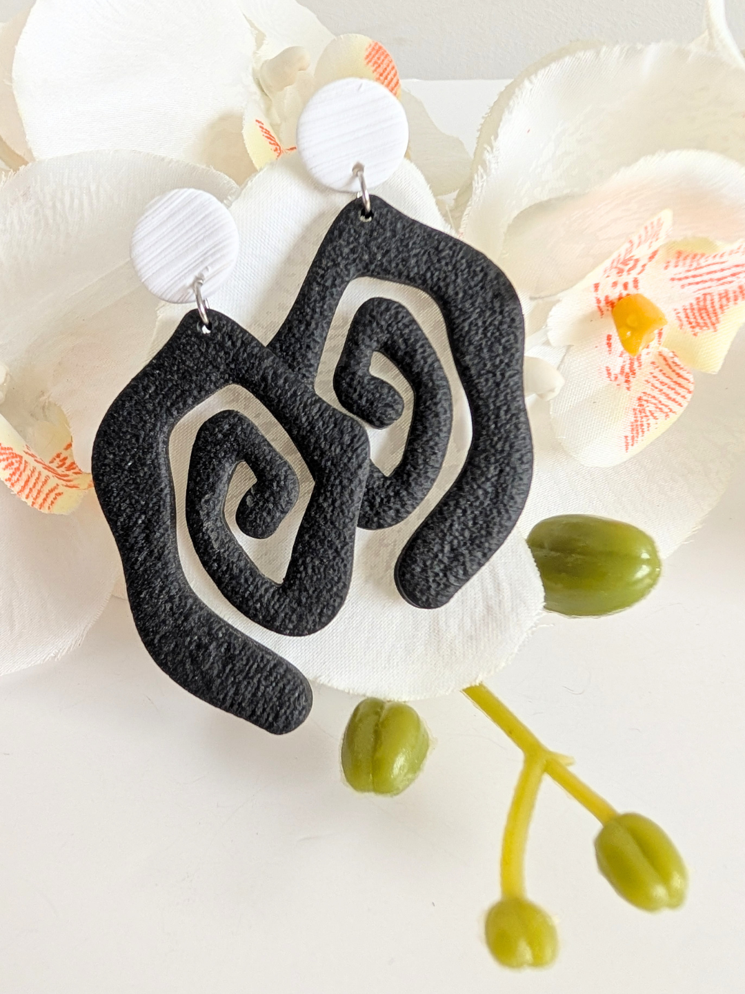 Tribal spiral earrings "Ehecatl" - Polymer clay, brass and stainless steel - Gold plated - Black and white - Approximately 6,4 cm long
