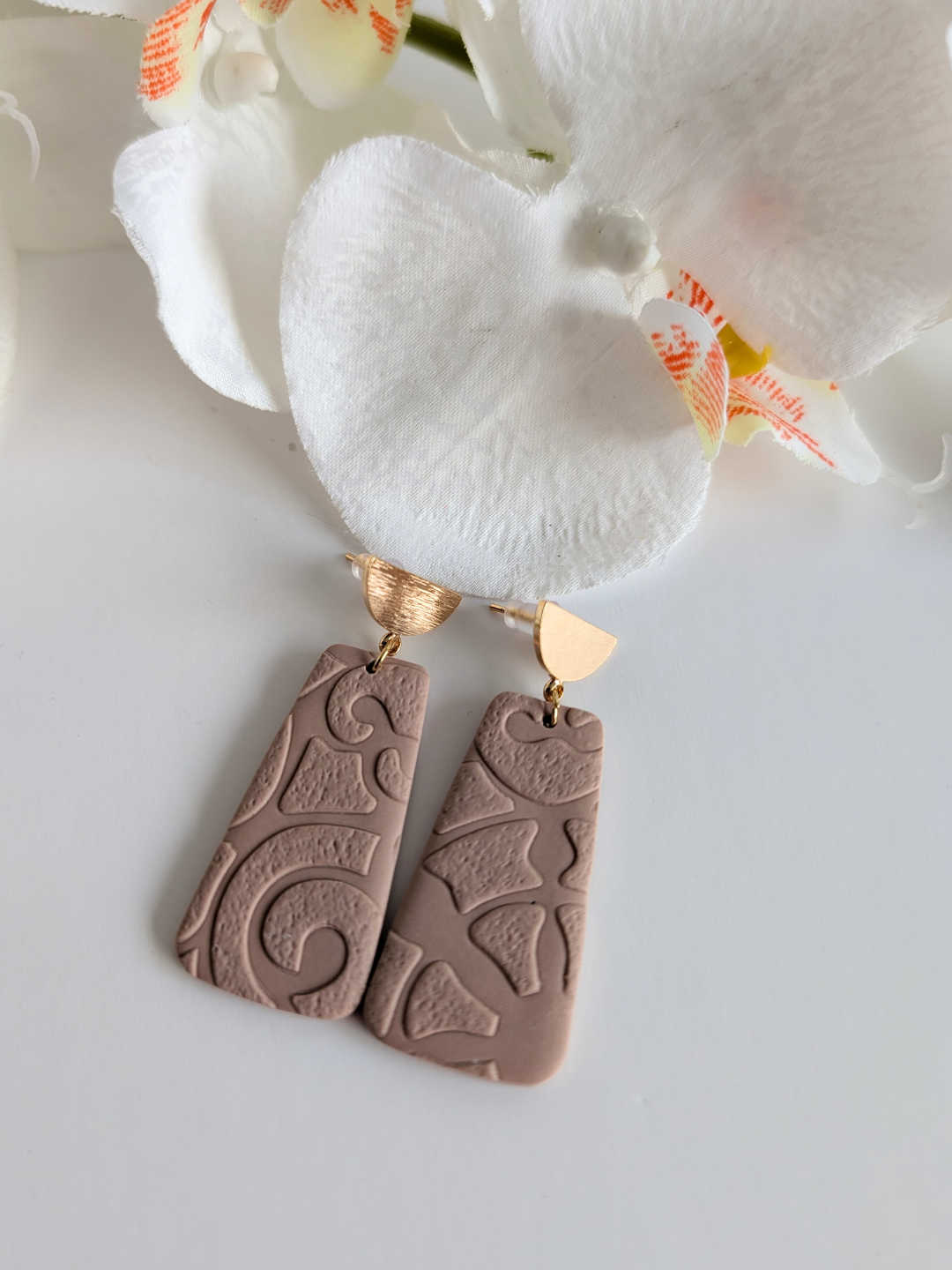 'Maya' Earrings – Polymer Clay & Brass – 18K Gold Plated – Approx. 5 cm high – Rosewood color