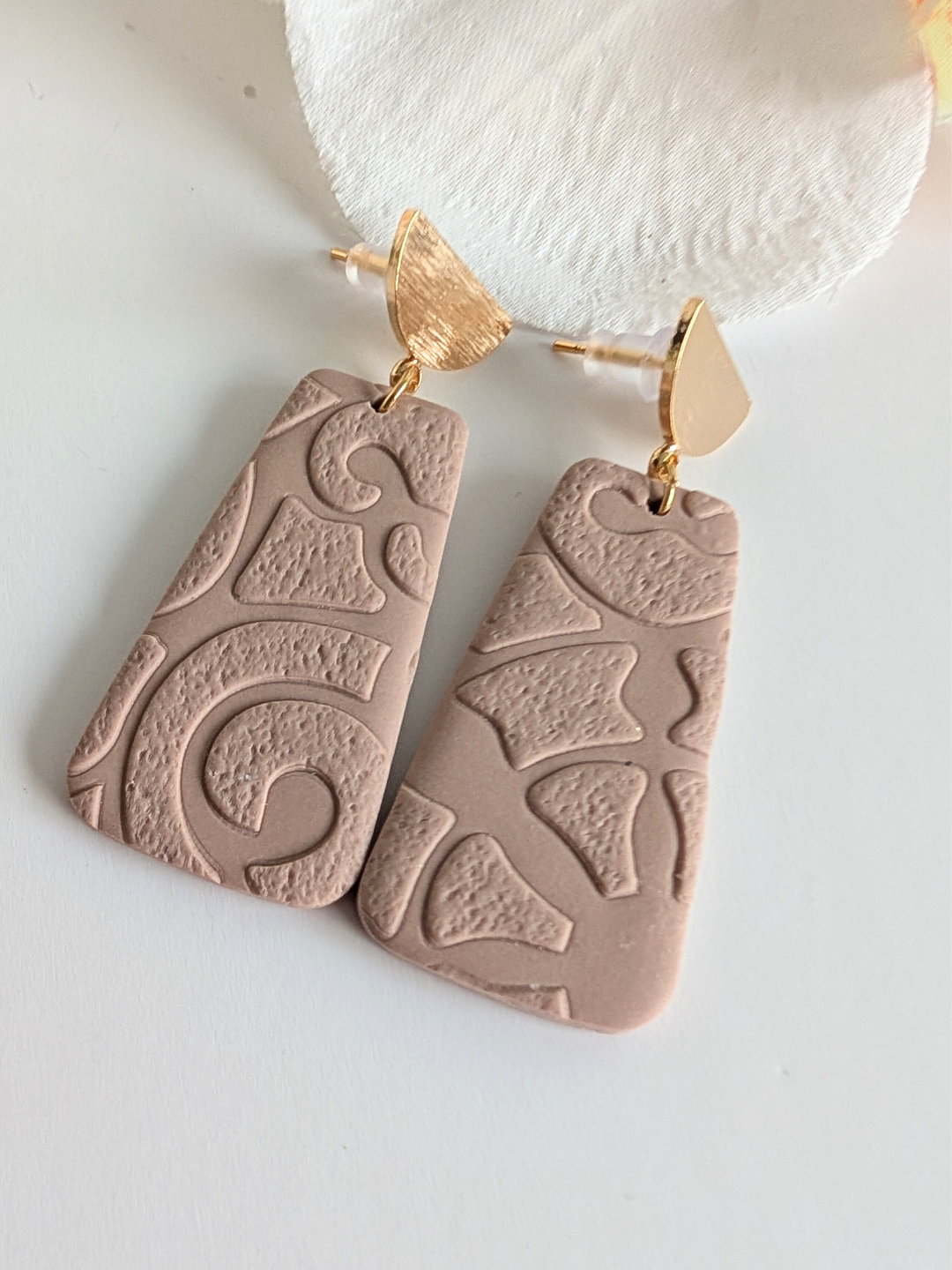'Maya' Earrings – Polymer Clay & Brass – 18K Gold Plated – Approx. 5 cm high – Rosewood color
