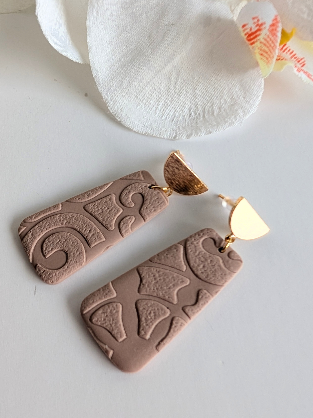 'Maya' Earrings – Polymer Clay & Brass – 18K Gold Plated – Approx. 5 cm high – Rosewood color
