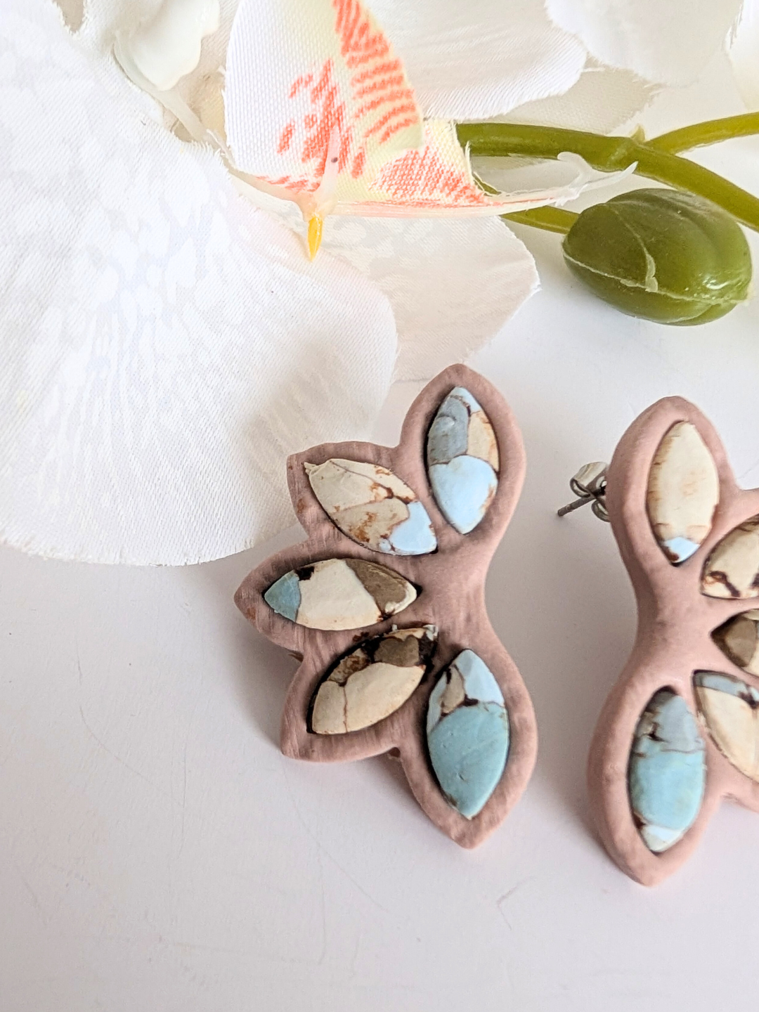 Tribal earrings with turquoise effect - Polymer clay and 303L stainless steel - Rosewood, sand and blue colours - Hypoallergenic