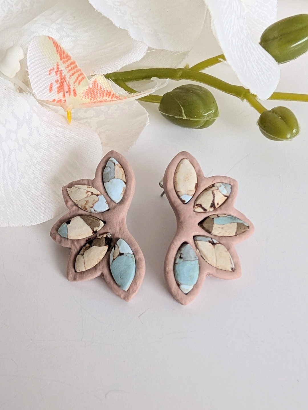 Tribal earrings with turquoise effect - Polymer clay and 303L stainless steel - Rosewood, sand and blue colours - Hypoallergenic