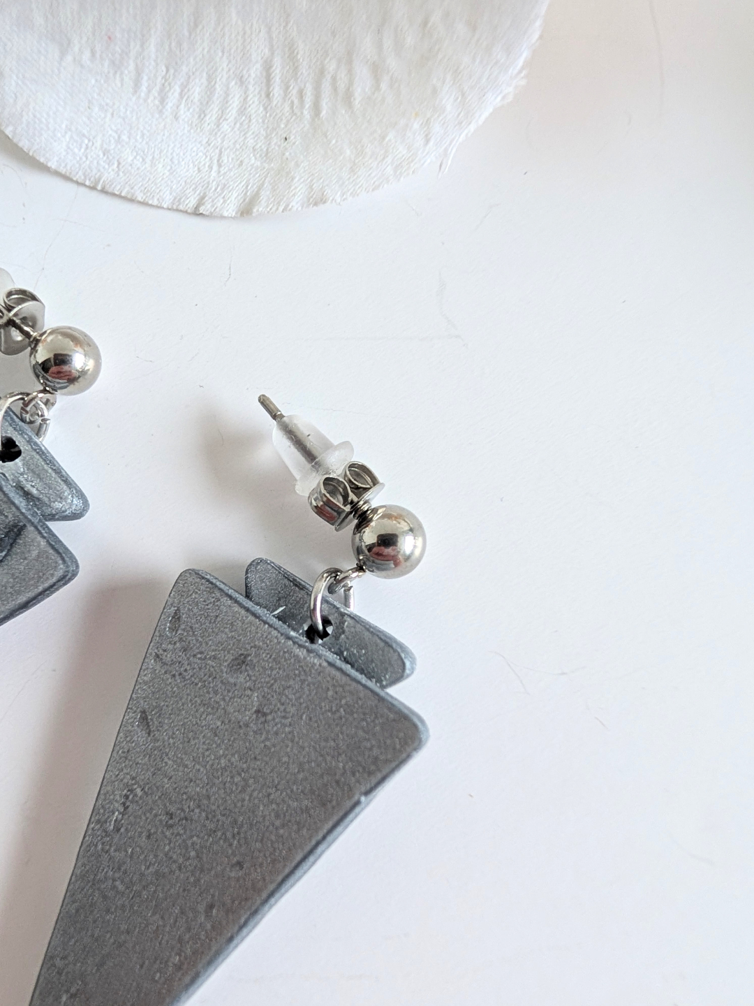 Tribal triangle earrings 'Citlalmina' - Modern precolombian inspiration - Polymer clay & stainless steel - Gold, silver - More or less 5 cm
