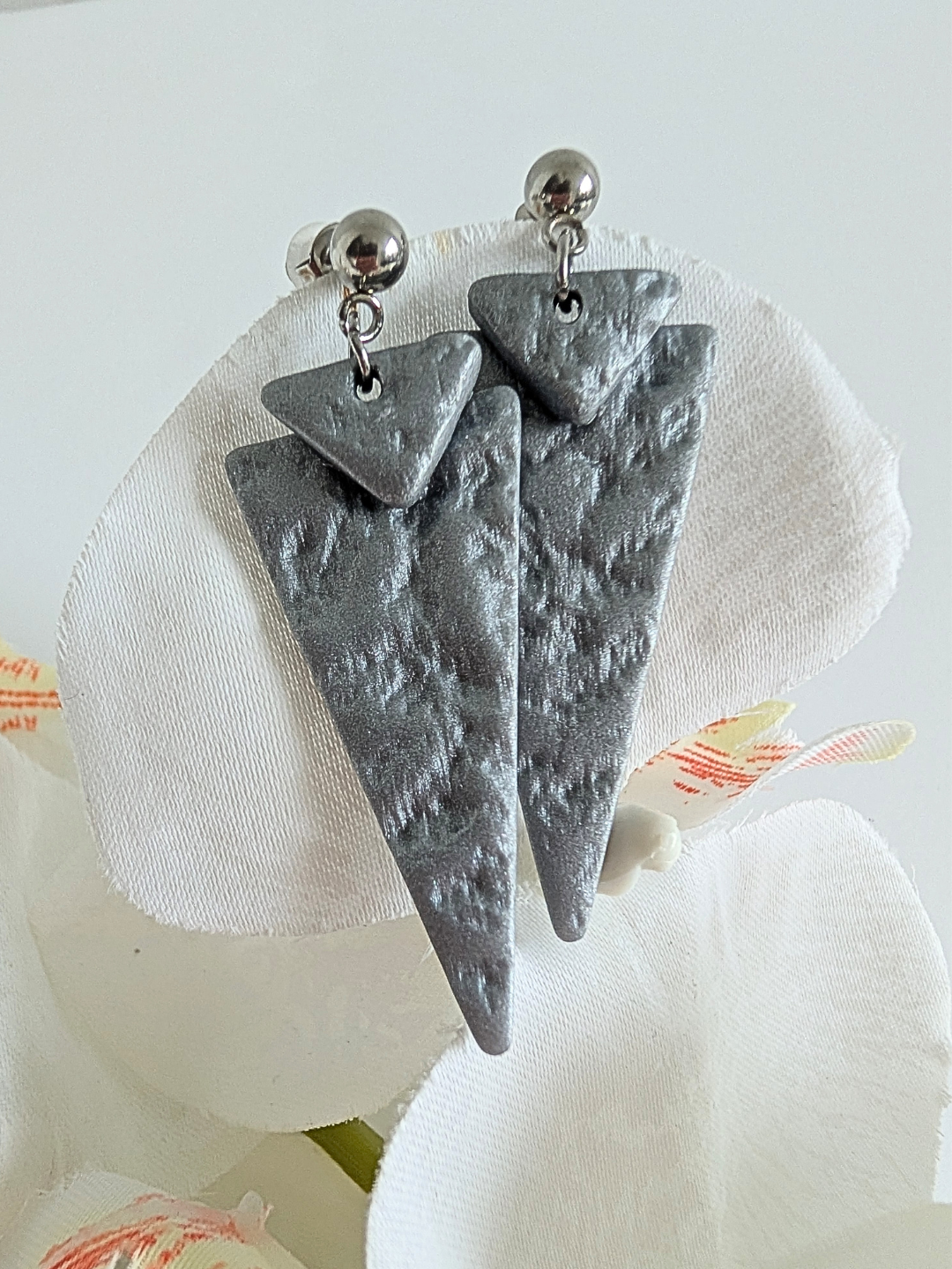 Tribal triangle earrings 'Citlalmina' - Modern precolombian inspiration - Polymer clay & stainless steel - Gold, silver - More or less 5 cm