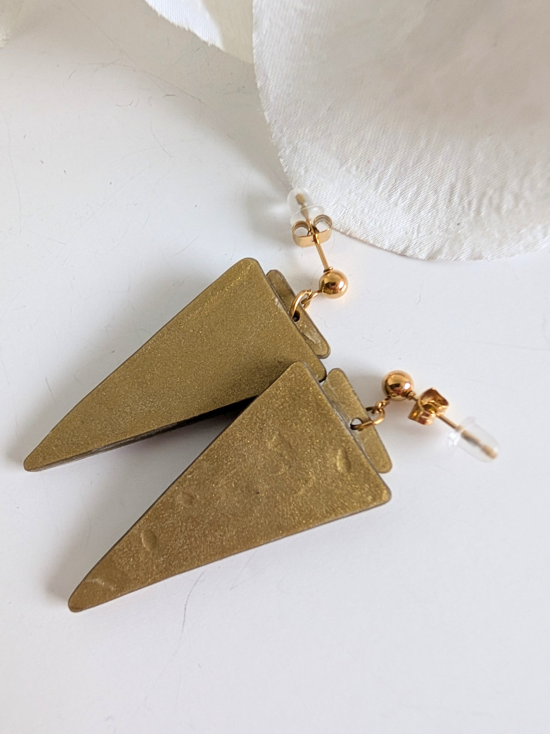Tribal triangle earrings 'Citlalmina' - Modern precolombian inspiration - Polymer clay & stainless steel - Gold, silver - More or less 5 cm