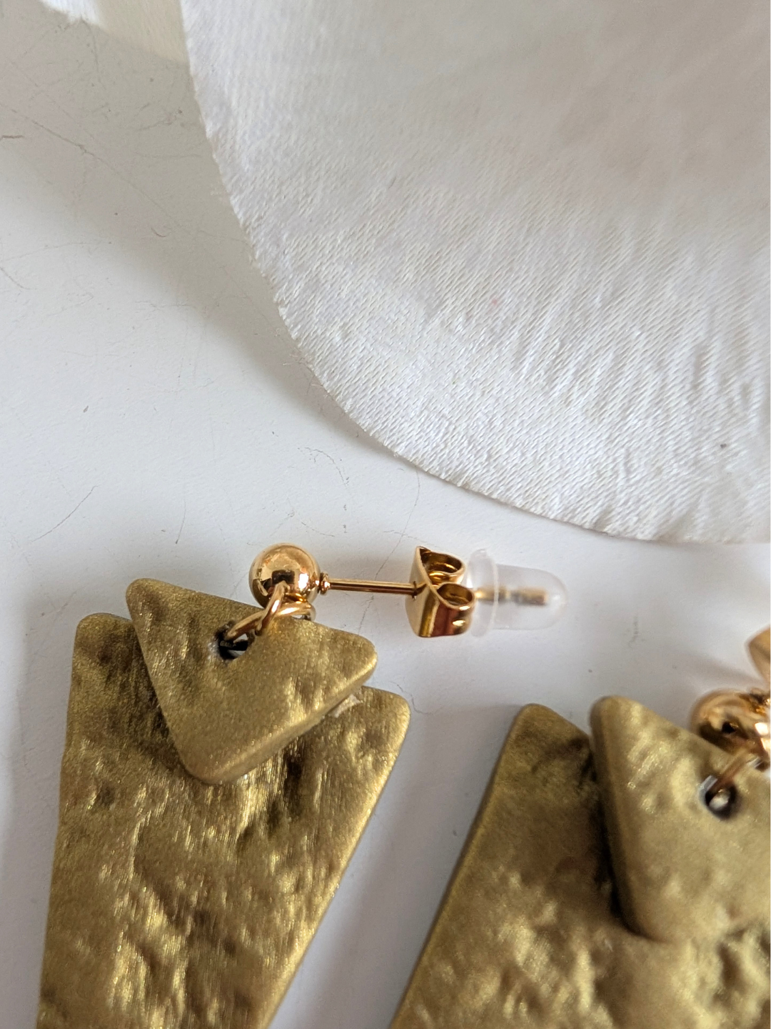 Tribal triangle earrings 'Citlalmina' - Modern precolombian inspiration - Polymer clay & stainless steel - Gold, silver - More or less 5 cm