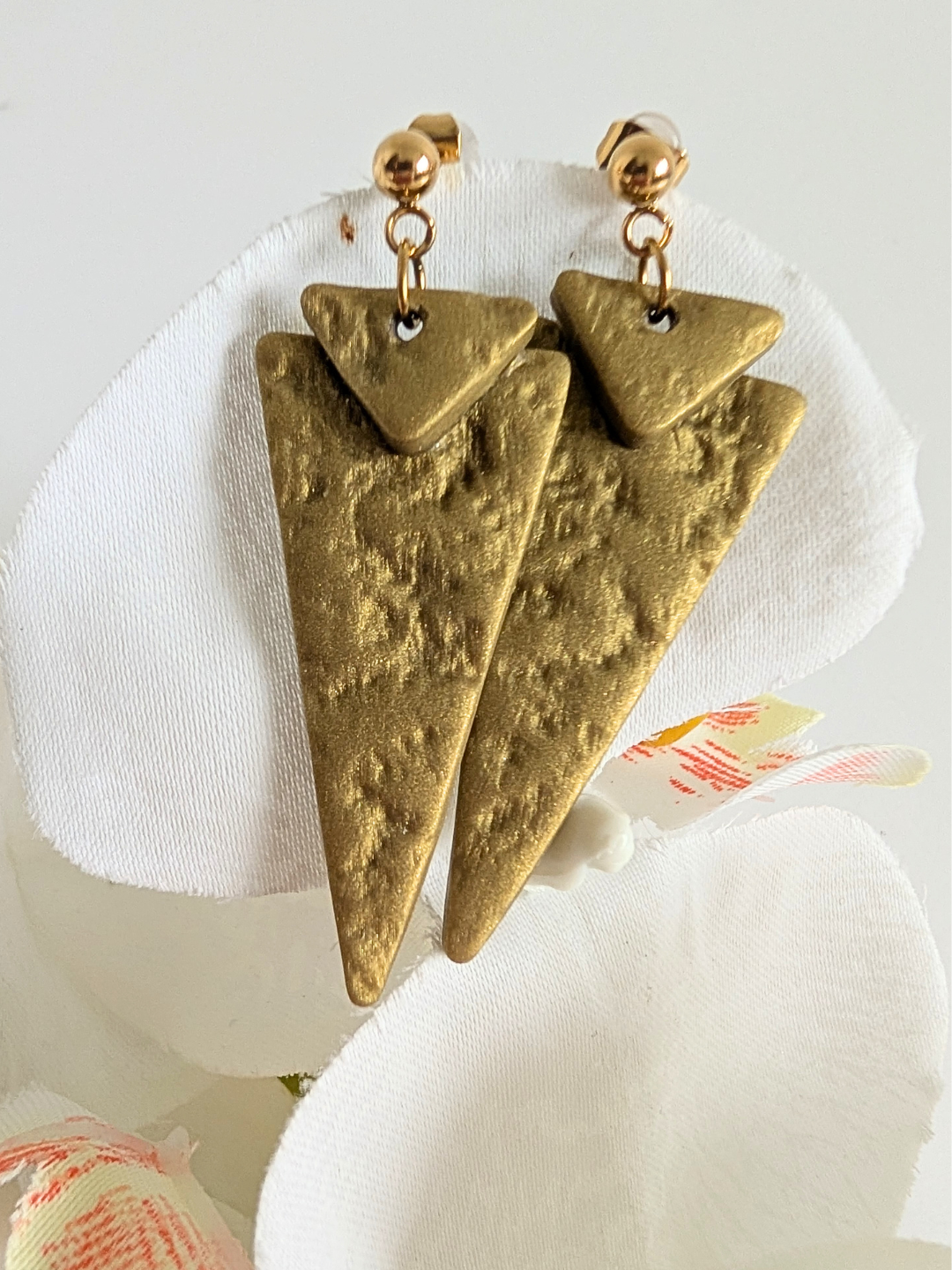Tribal triangle earrings 'Citlalmina' - Modern precolombian inspiration - Polymer clay & stainless steel - Gold, silver - More or less 5 cm