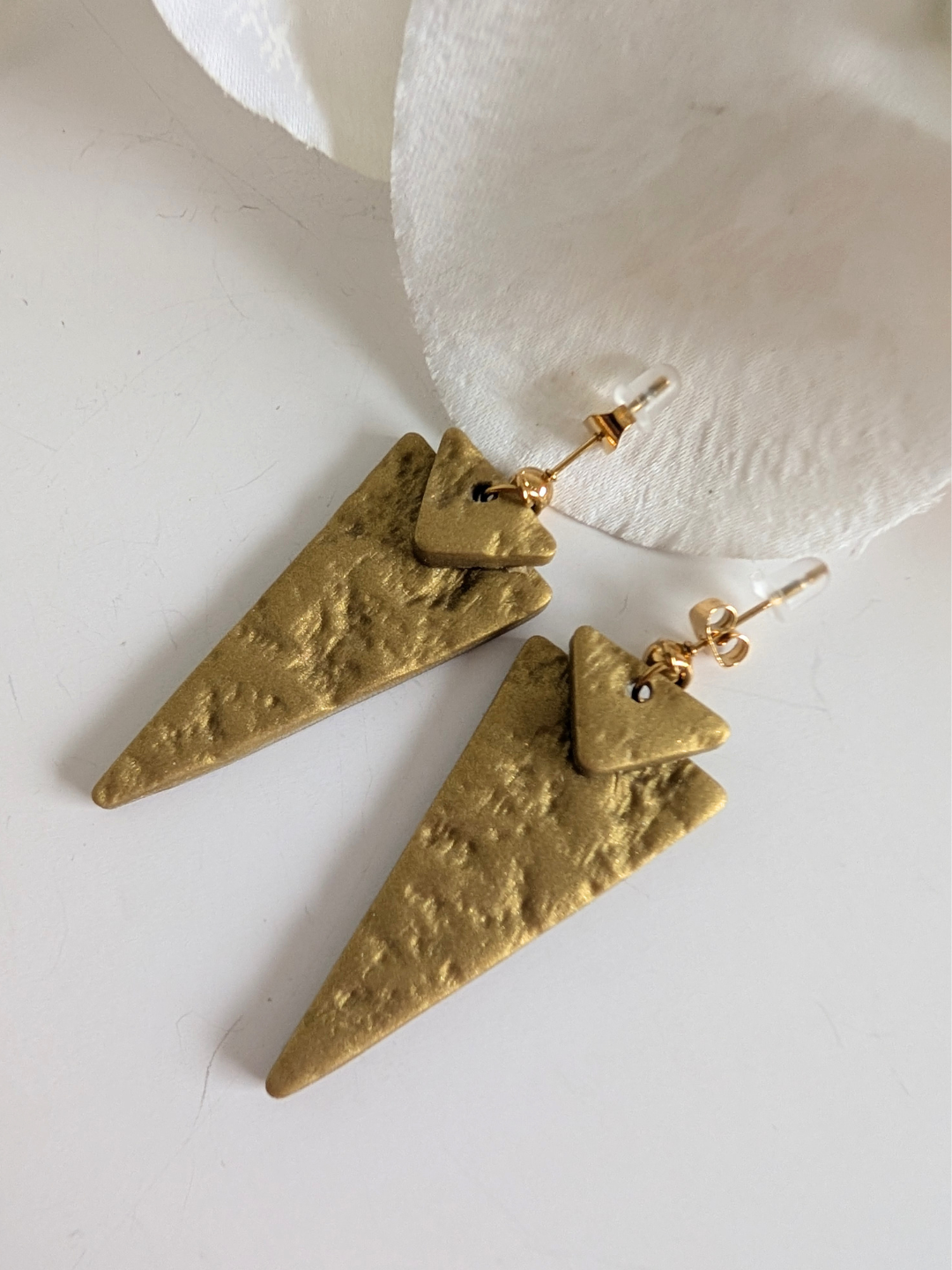 Tribal triangle earrings 'Citlalmina' - Modern precolombian inspiration - Polymer clay & stainless steel - Gold, silver - More or less 5 cm
