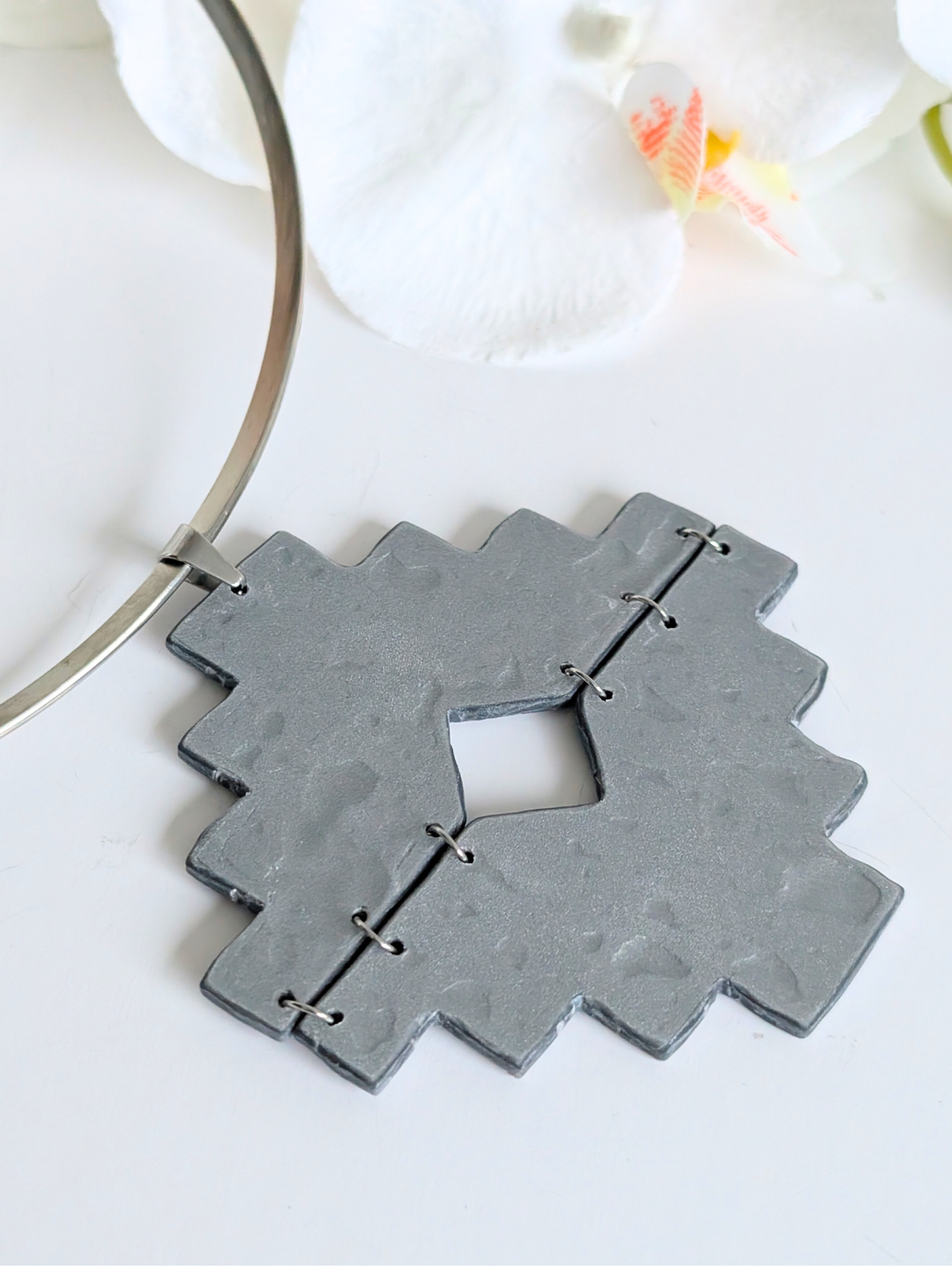 Tribal Torque Necklace 'Aya' – Hammered Silver Aztec Cross – Polymer Clay & Stainless Steel – 14 cm diameter