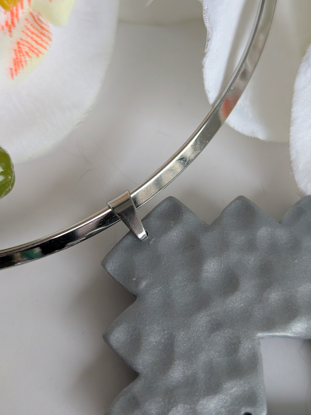 Tribal Torque Necklace 'Aya' – Hammered Silver Aztec Cross – Polymer Clay & Stainless Steel – 14 cm diameter