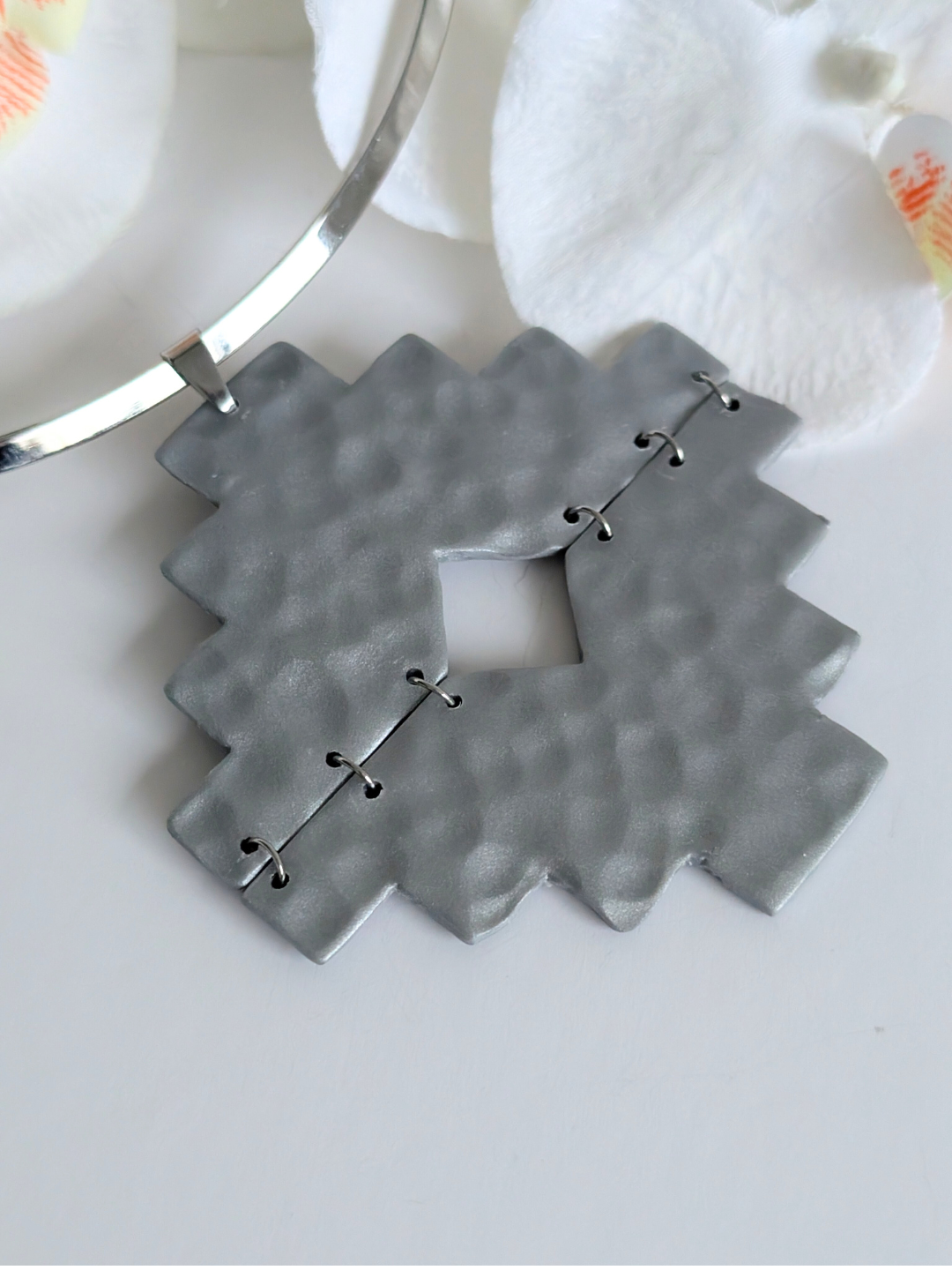 Tribal Torque Necklace 'Aya' – Hammered Silver Aztec Cross – Polymer Clay & Stainless Steel – 14 cm diameter