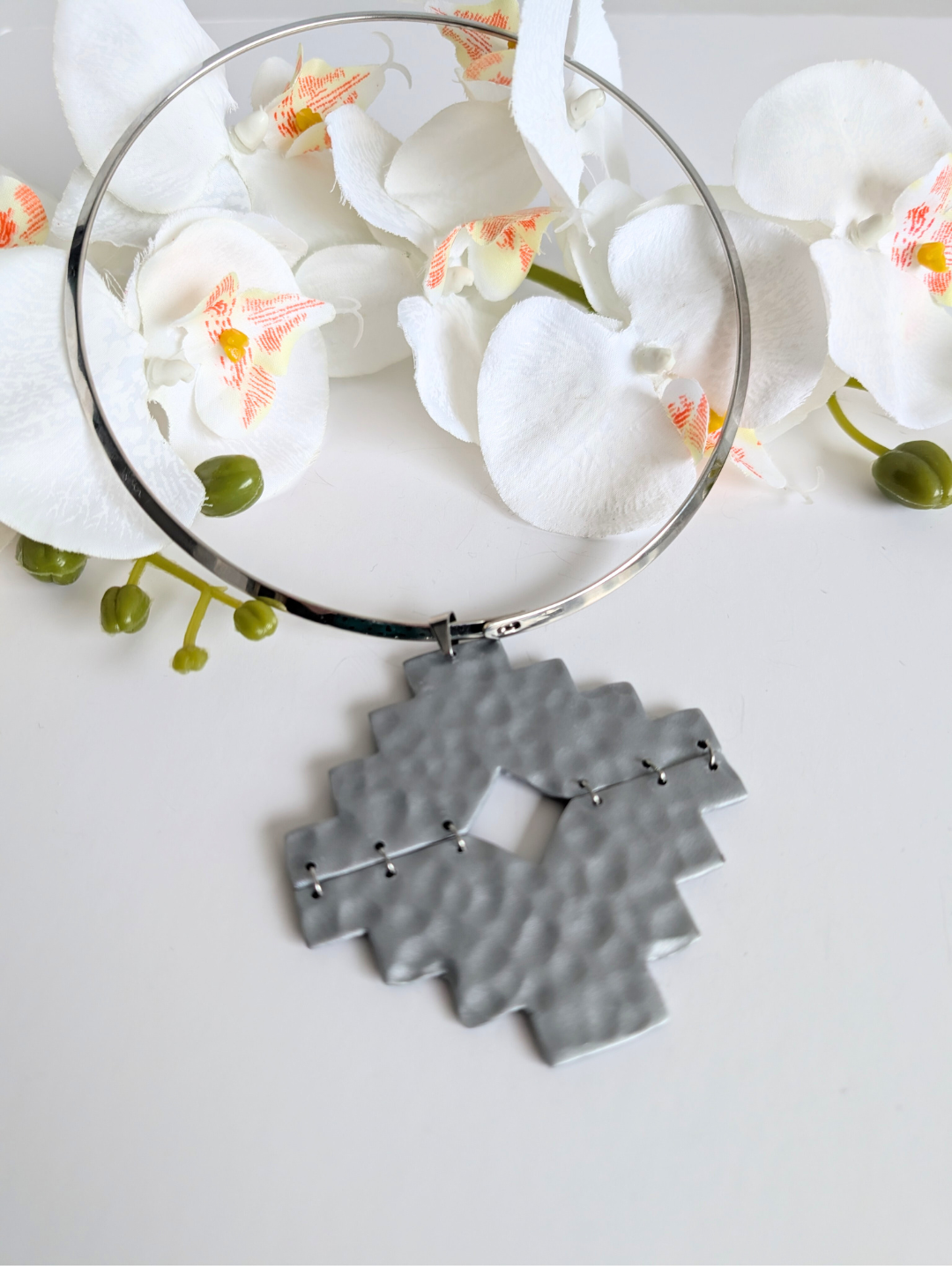 Tribal Torque Necklace 'Aya' – Hammered Silver Aztec Cross – Polymer Clay & Stainless Steel – 14 cm diameter