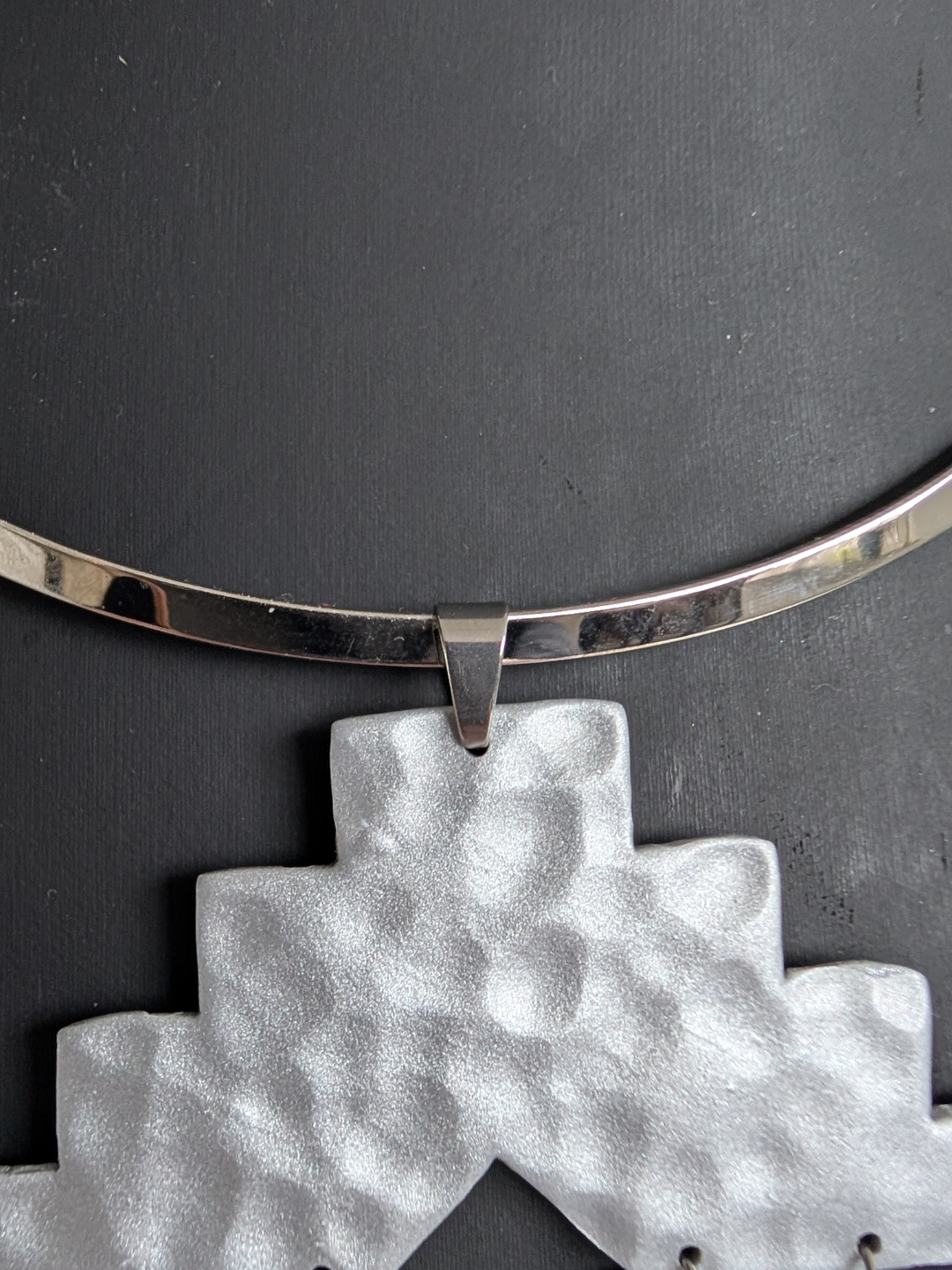 Tribal Torque Necklace 'Aya' – Hammered Silver Aztec Cross – Polymer Clay & Stainless Steel – 14 cm diameter