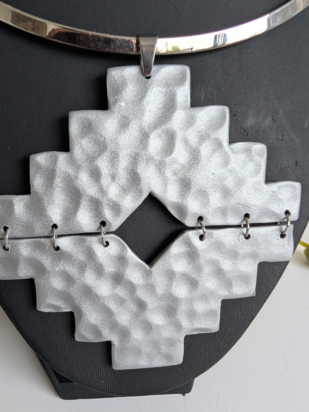 Tribal Torque Necklace 'Aya' – Hammered Silver Aztec Cross – Polymer Clay & Stainless Steel – 14 cm diameter