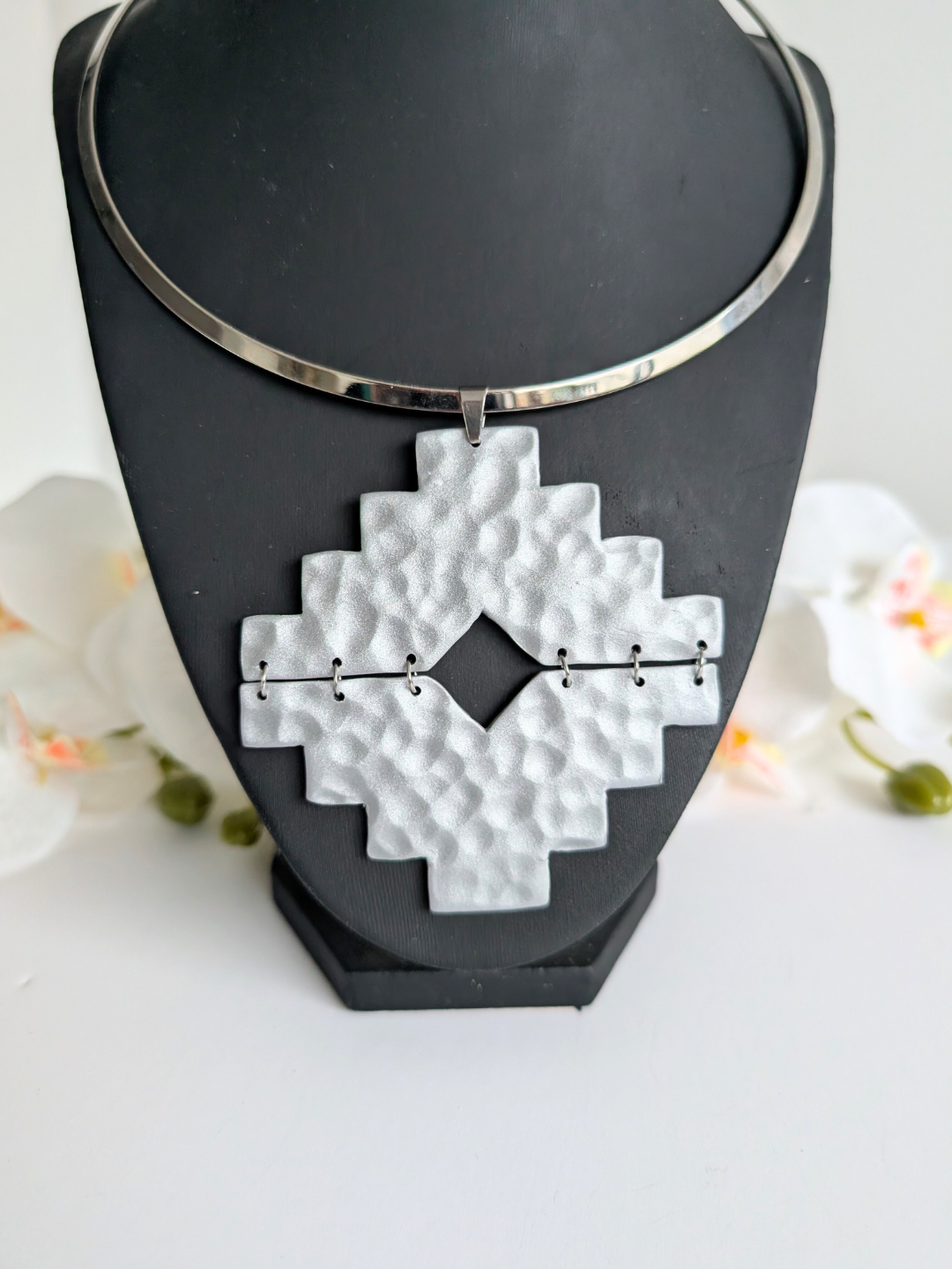 Tribal Torque Necklace 'Aya' – Hammered Silver Aztec Cross – Polymer Clay & Stainless Steel – 14 cm diameter