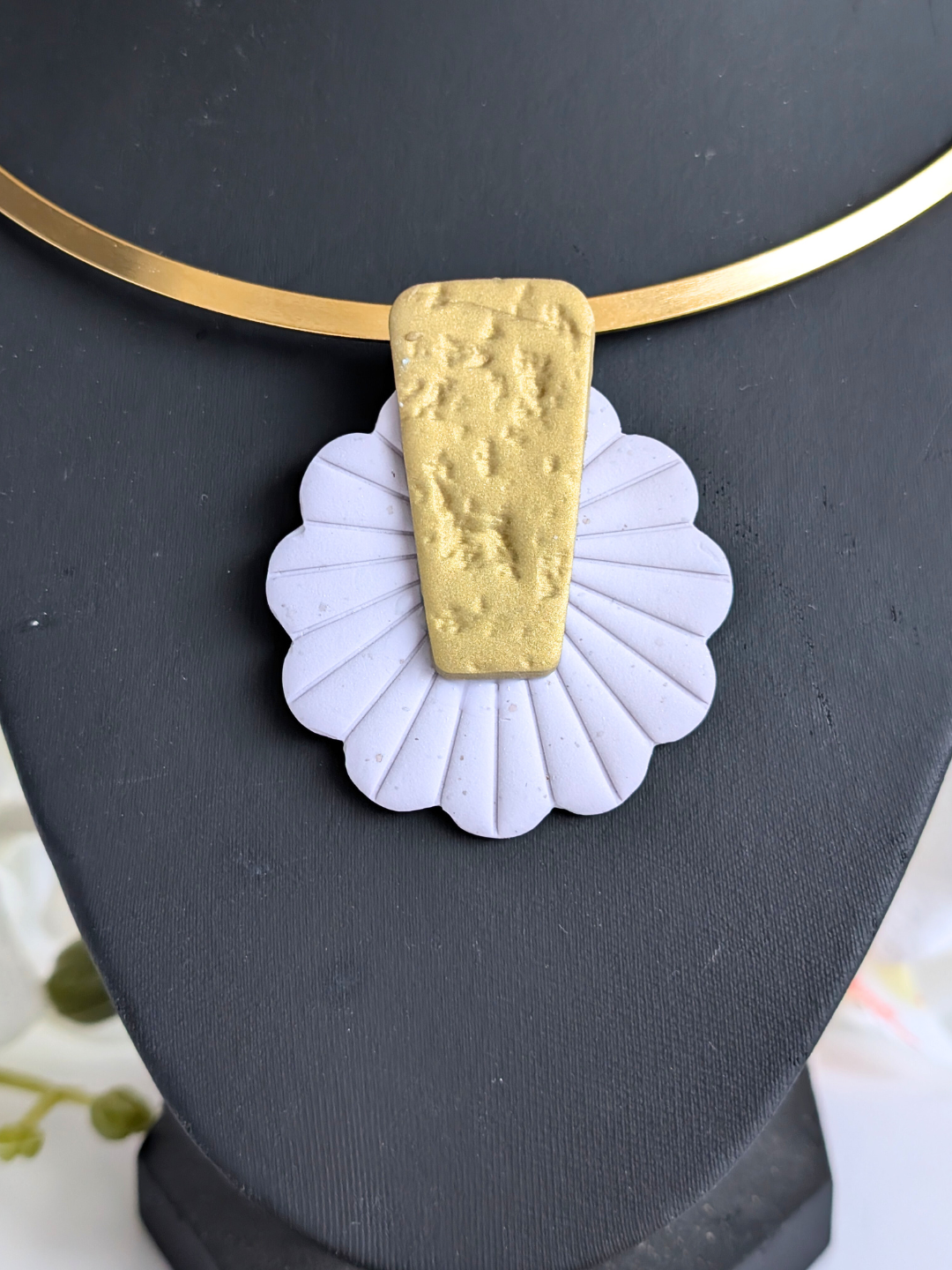 Set torque necklace and earrings 'Anahí' - Polymer clay & stainless steel - Lilac, gold - 14 cm diameter, 5.9 cm high
