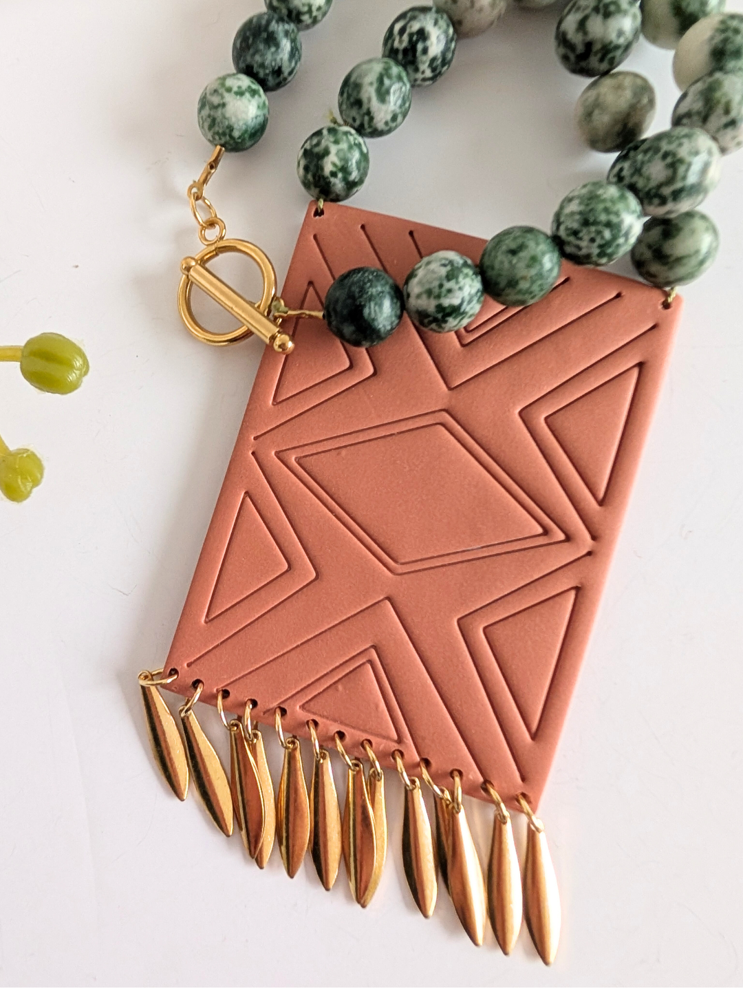 "Itzia" Statement Necklace - Polymer clay pendant - Green spot Jasperm stainless steel & brass - 39 cm long - Terracotta, green and gold