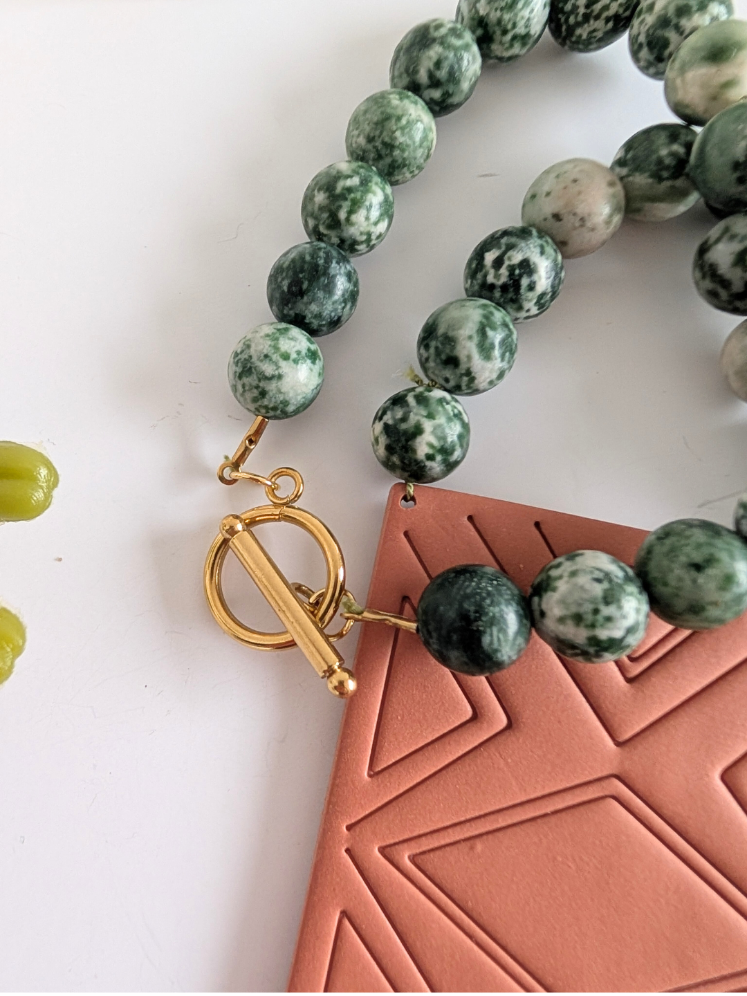 "Itzia" Statement Necklace - Polymer clay pendant - Green spot Jasperm stainless steel & brass - 39 cm long - Terracotta, green and gold