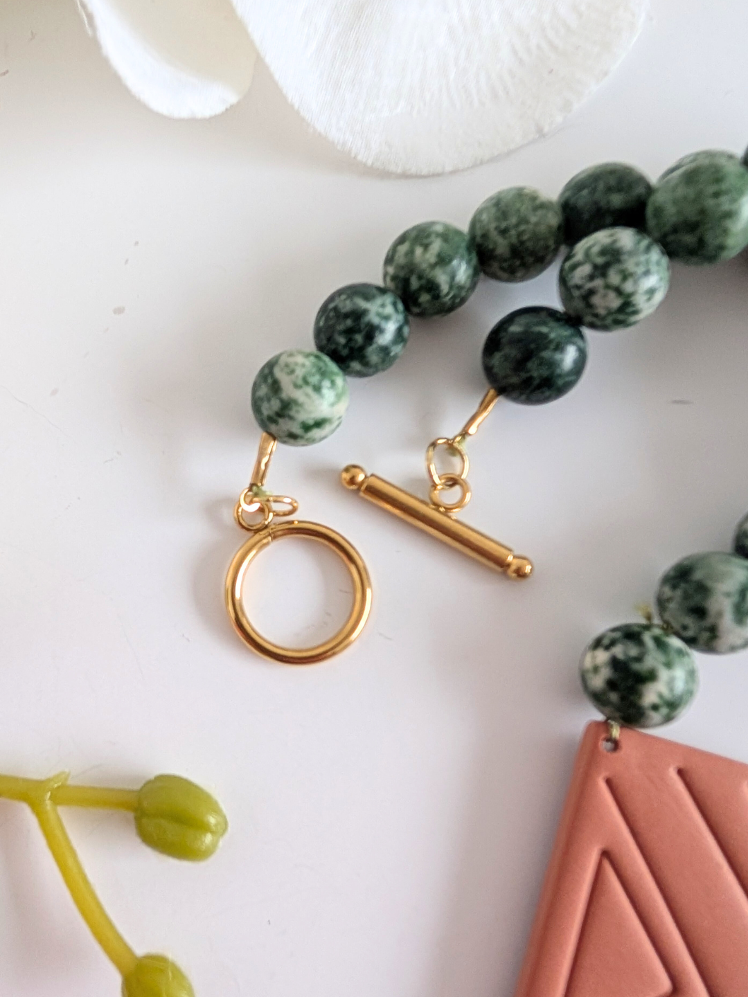 "Itzia" Statement Necklace - Polymer clay pendant - Green spot Jasperm stainless steel & brass - 39 cm long - Terracotta, green and gold