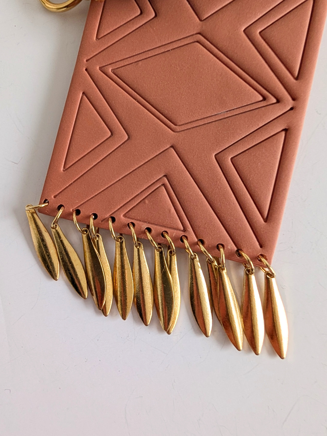 "Itzia" Statement Necklace - Polymer clay pendant - Green spot Jasperm stainless steel & brass - 39 cm long - Terracotta, green and gold