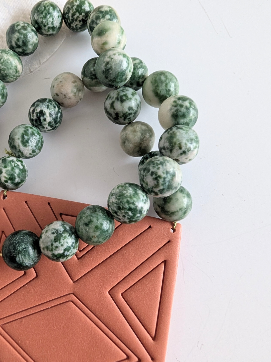 "Itzia" Statement Necklace - Polymer clay pendant - Green spot Jasperm stainless steel & brass - 39 cm long - Terracotta, green and gold