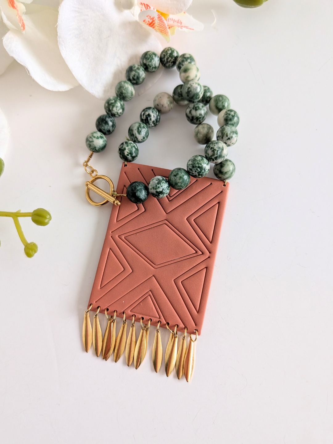 "Itzia" Statement Necklace - Polymer clay pendant - Green spot Jasperm stainless steel & brass - 39 cm long - Terracotta, green and gold