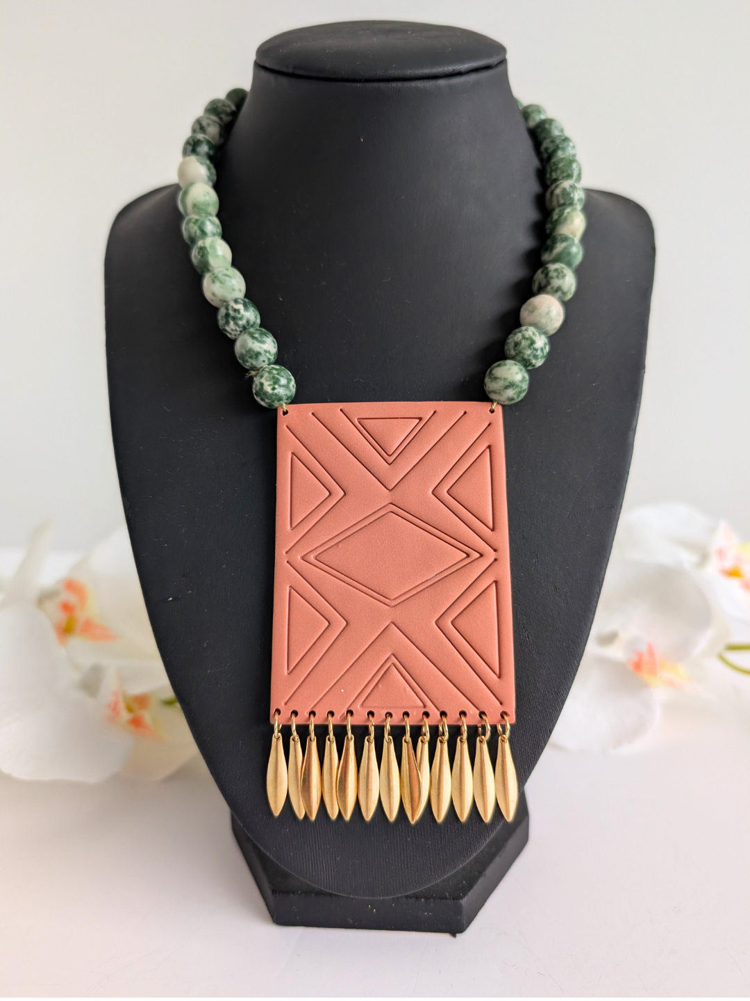 "Itzia" Statement Necklace - Polymer clay pendant - Green spot Jasperm stainless steel & brass - 39 cm long - Terracotta, green and gold