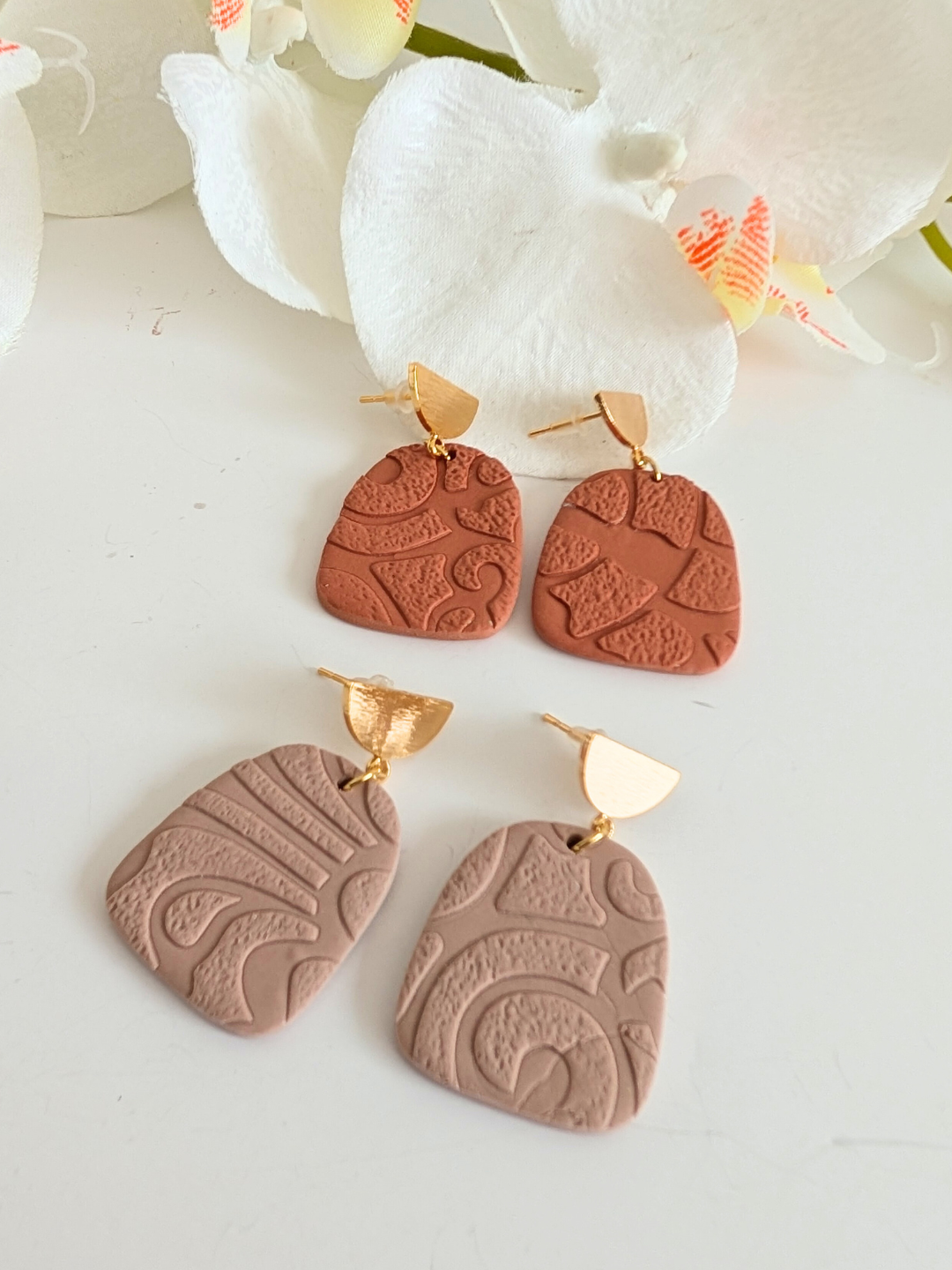 Drop earrings “Yoli” – Polymer clay, brass & stainless steel – Terracotta or rosewood – Approximately 4 cm long