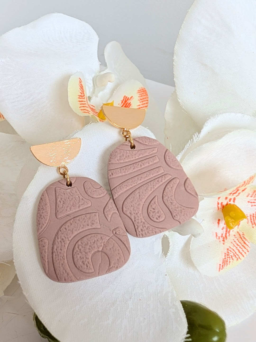 Drop earrings “Yoli” – Polymer clay, brass & stainless steel – Terracotta or rosewood – Approximately 4 cm long
