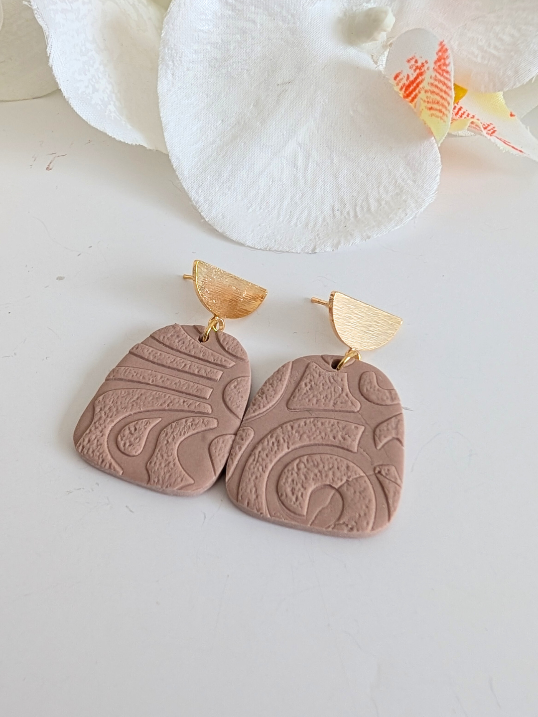 Drop earrings “Yoli” – Polymer clay, brass & stainless steel – Terracotta or rosewood – Approximately 4 cm long
