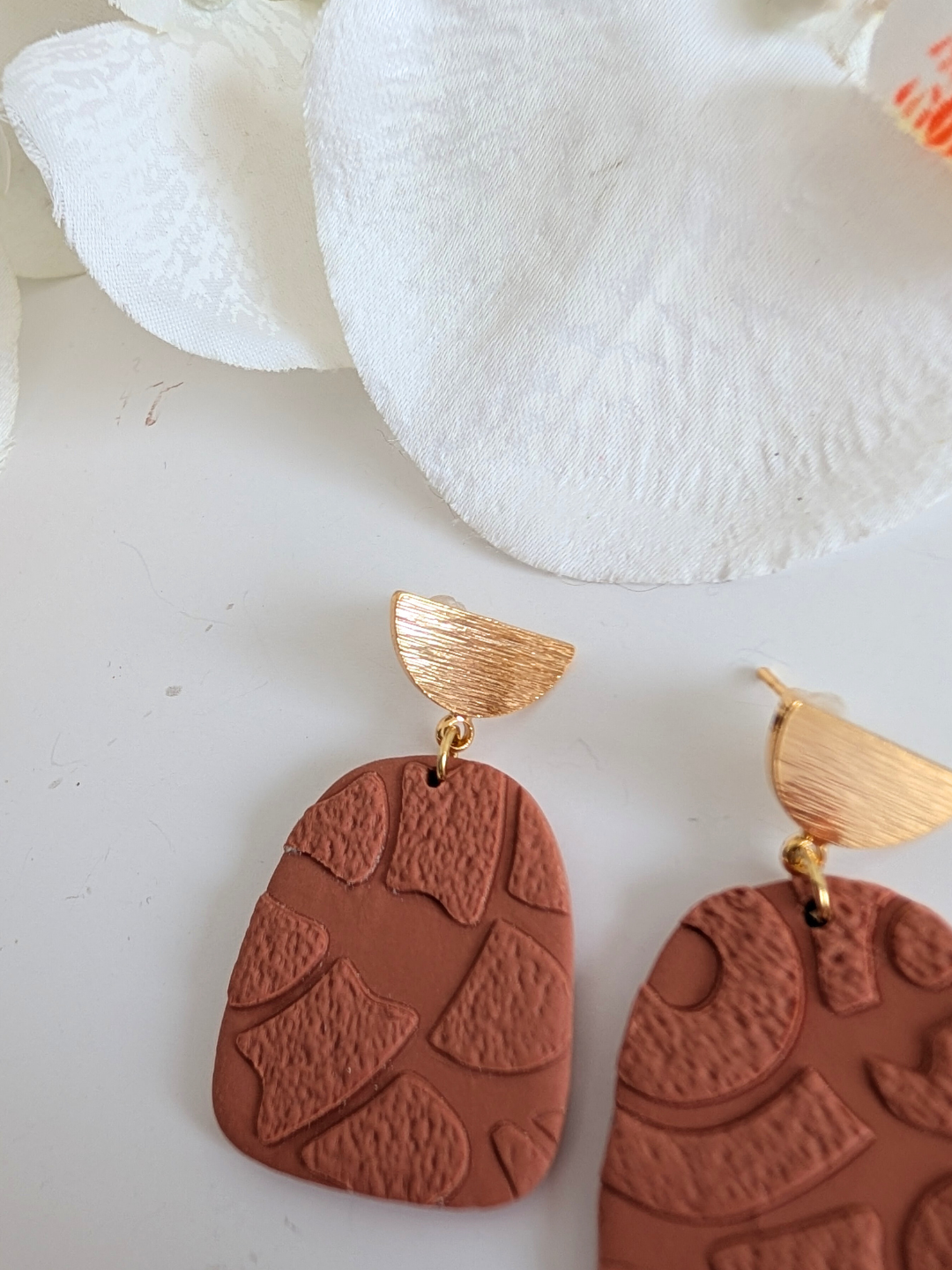 Drop earrings “Yoli” – Polymer clay, brass & stainless steel – Terracotta or rosewood – Approximately 4 cm long