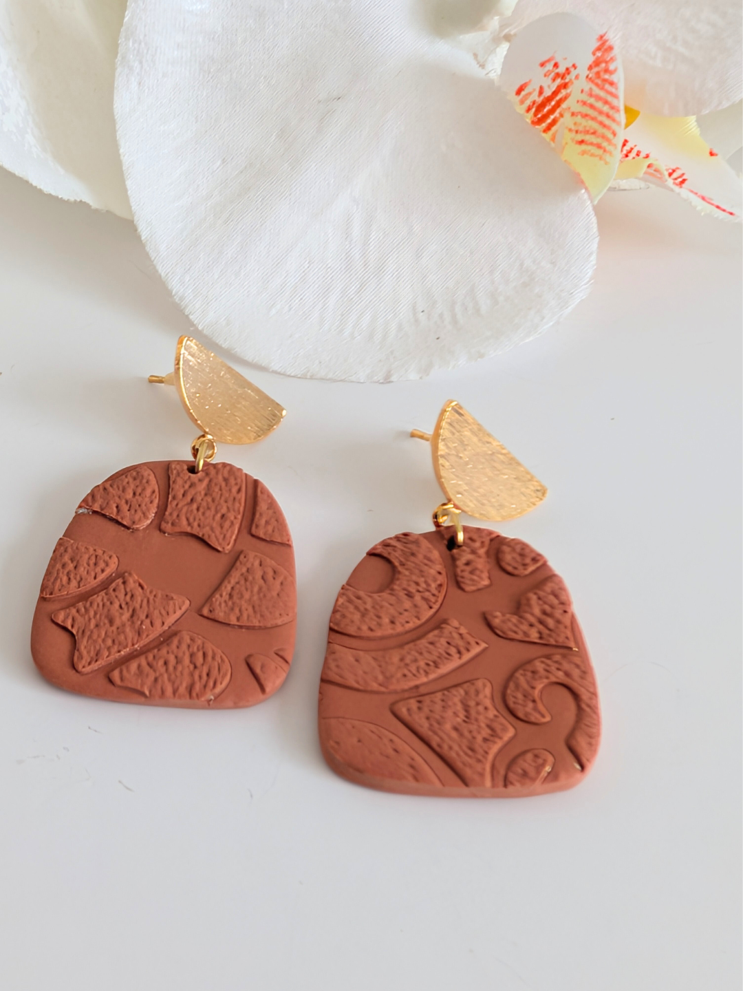 Drop earrings “Yoli” – Polymer clay, brass & stainless steel – Terracotta or rosewood – Approximately 4 cm long