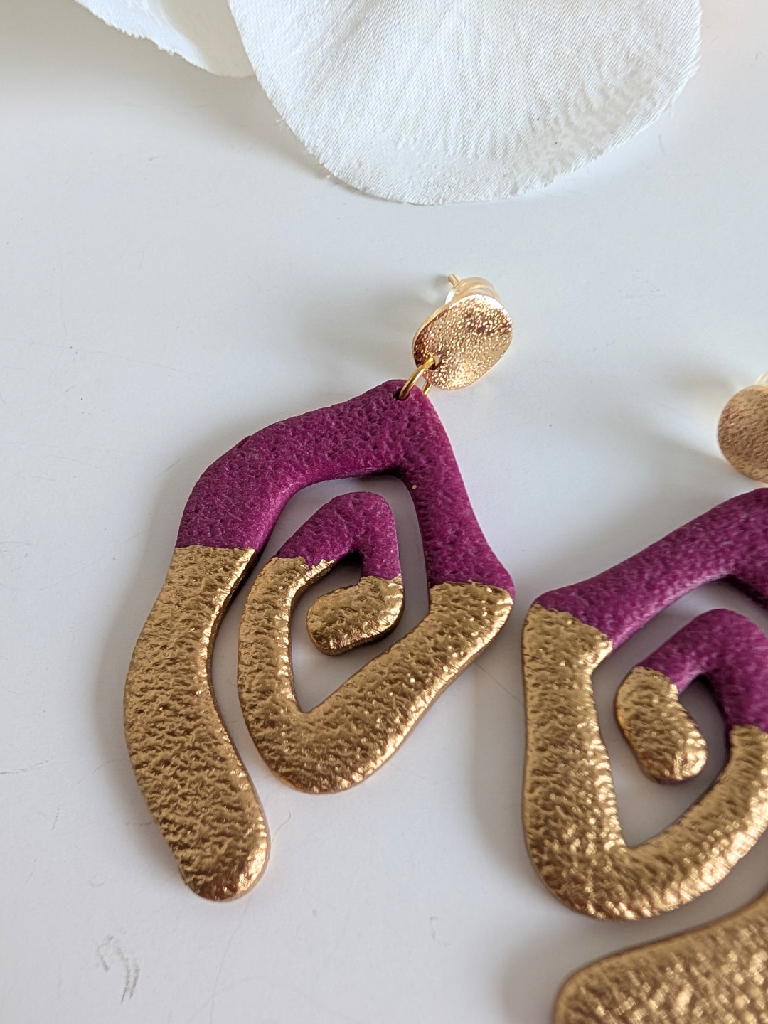 Tribal spiral earrings "Ehecatl" - Polymer clay, brass and stainless steel - Gold plated - Hypoallergenic - Fuchsia  & gold