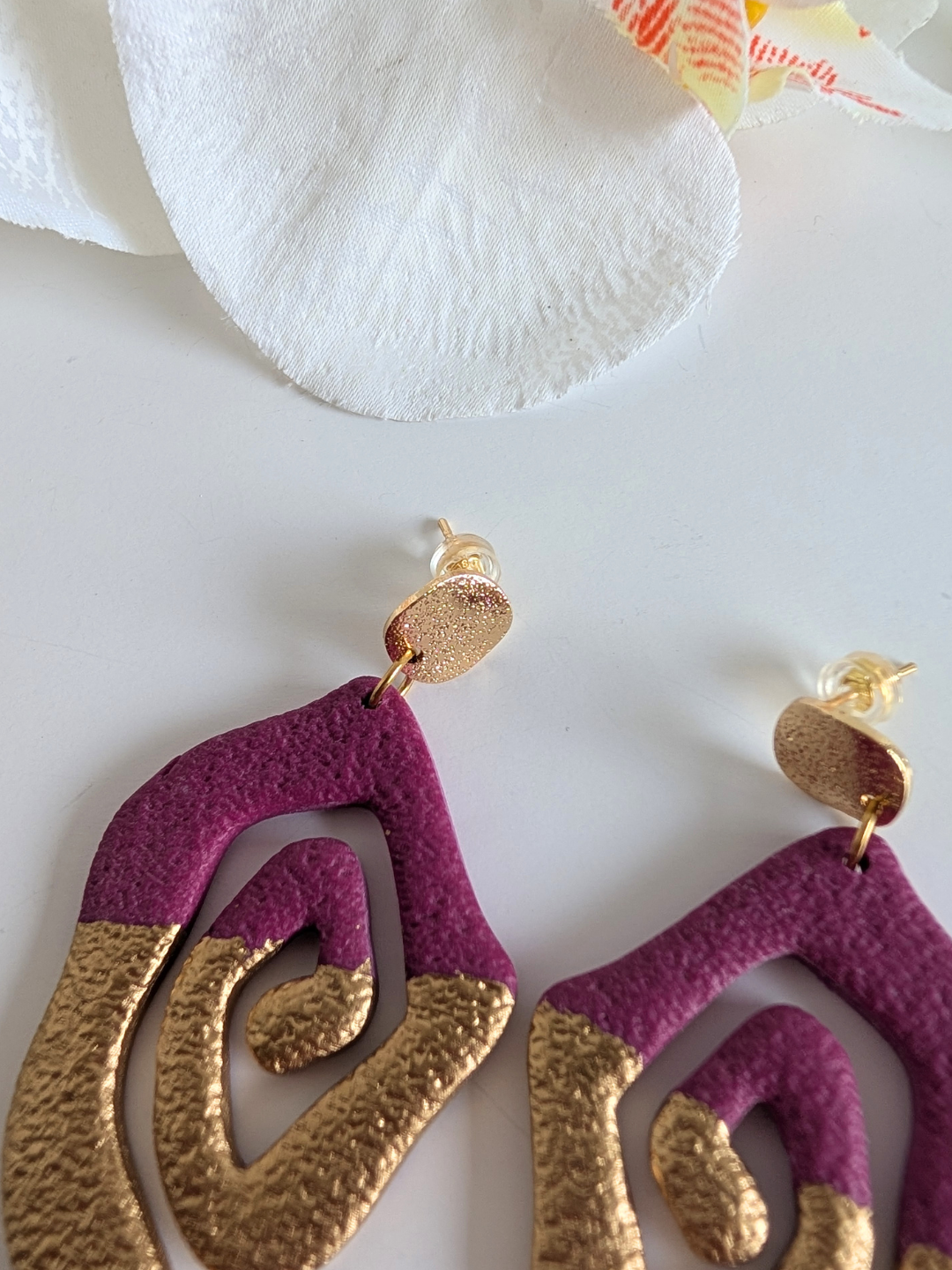 Tribal spiral earrings "Ehecatl" - Polymer clay, brass and stainless steel - Gold plated - Hypoallergenic - Fuchsia  & gold