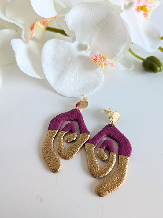 Tribal spiral earrings "Ehecatl" - Polymer clay, brass and stainless steel - Gold plated - Hypoallergenic - Fuchsia  & gold